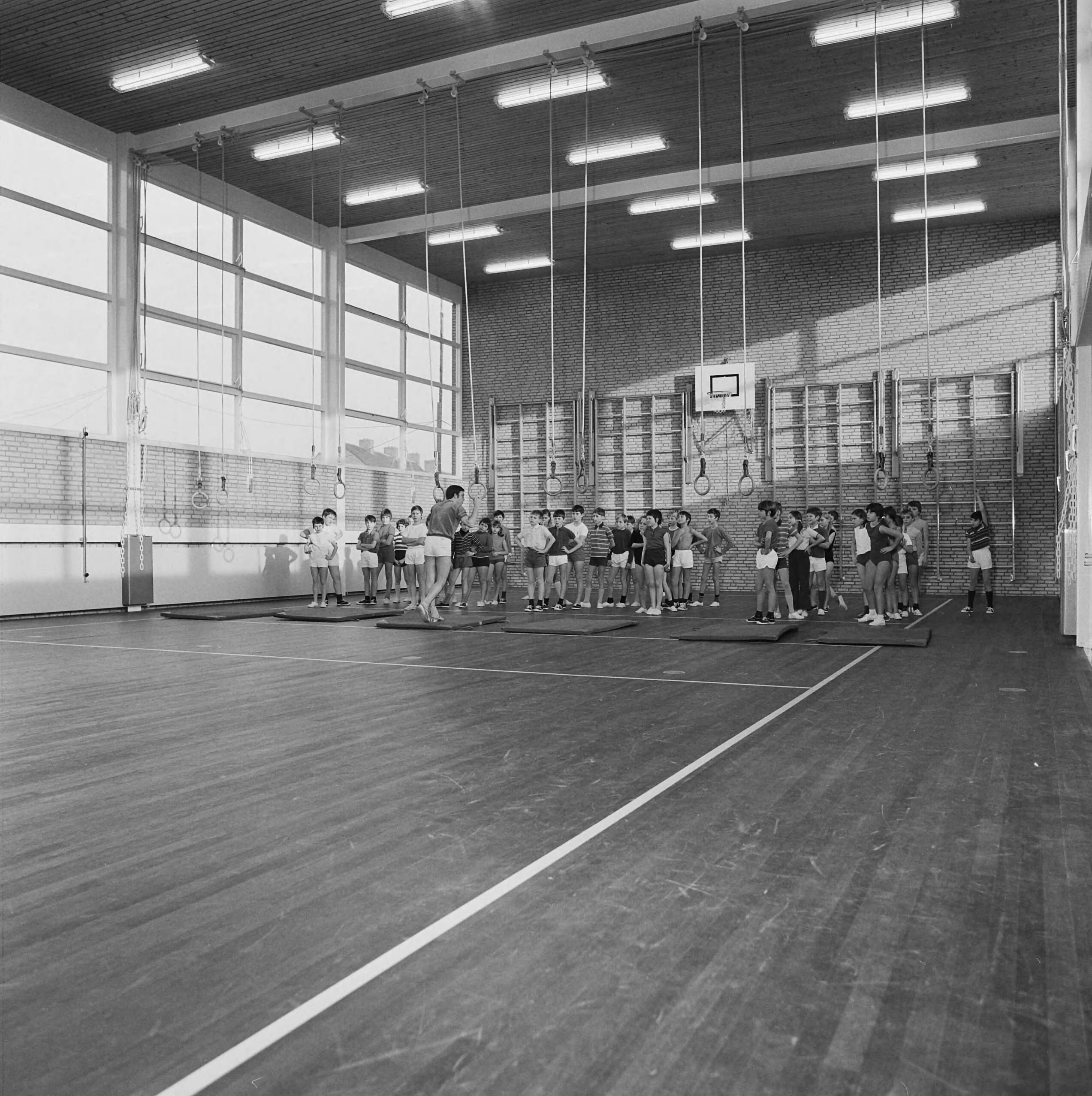 Fotocollectie Nederlandse Heidemaatschappij — Amstenrade. Gymzaal project Sleutelbouw bv — Foto: Fotograaf Onbekend / Heidemij. Licentie: Set B: Rechtenvrij / Publiek Domein. Bron: Nationaal Archief. http://hdl.handle.net/10648/ae84059c-d0b4-102d-bcf8-003048976d84