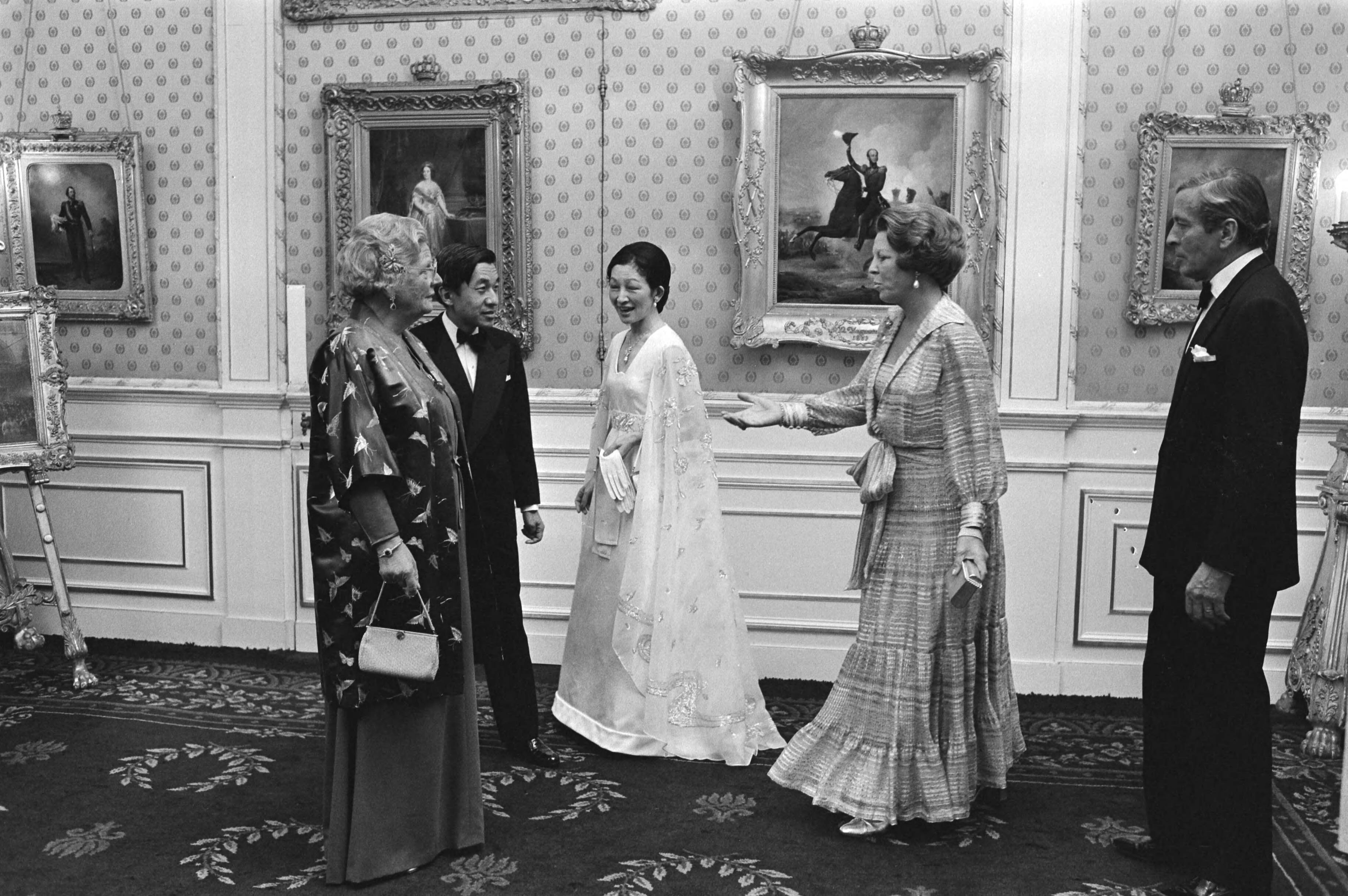 Staatsbezoek van het kroonprinselijk paar van Japan aan Nederland — Statiefoto op Paleis Soestdijk — Foto: Suyk, Koen / Anefo. Licentie: Set B: Rechtenvrij / Publiek Domein. Bron: Nationaal Archief. http://hdl.handle.net/10648/acd27ba2-d0b4-102d-bcf8-003048976d84