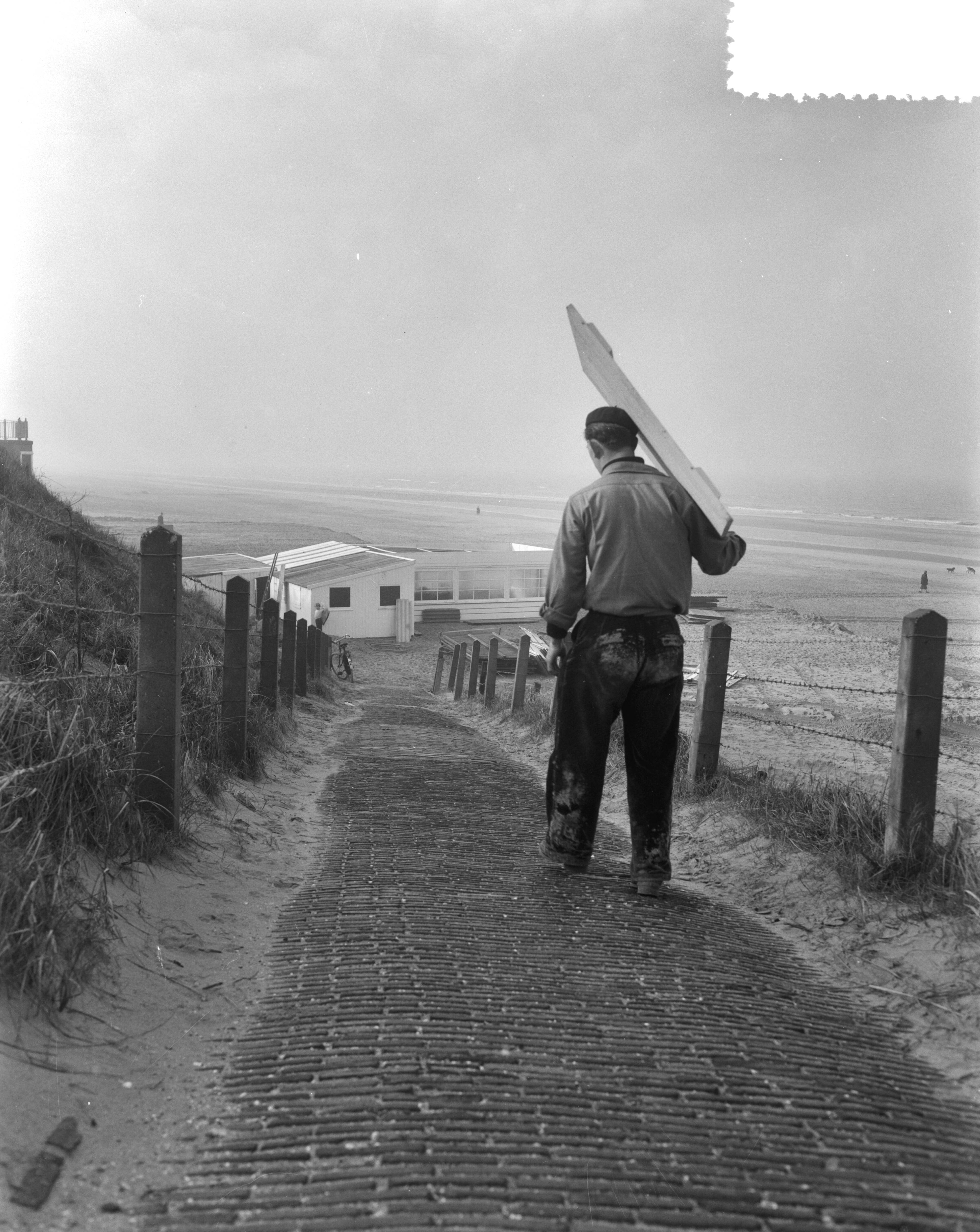 Fotocollectie Anefo — Opbouw strandtenten te Zandvoort — Foto: Pot, Harry / Anefo. Licentie: Set B: Rechtenvrij / Publiek Domein. Bron: Nationaal Archief. http://hdl.handle.net/10648/a958db60-d0b4-102d-bcf8-003048976d84