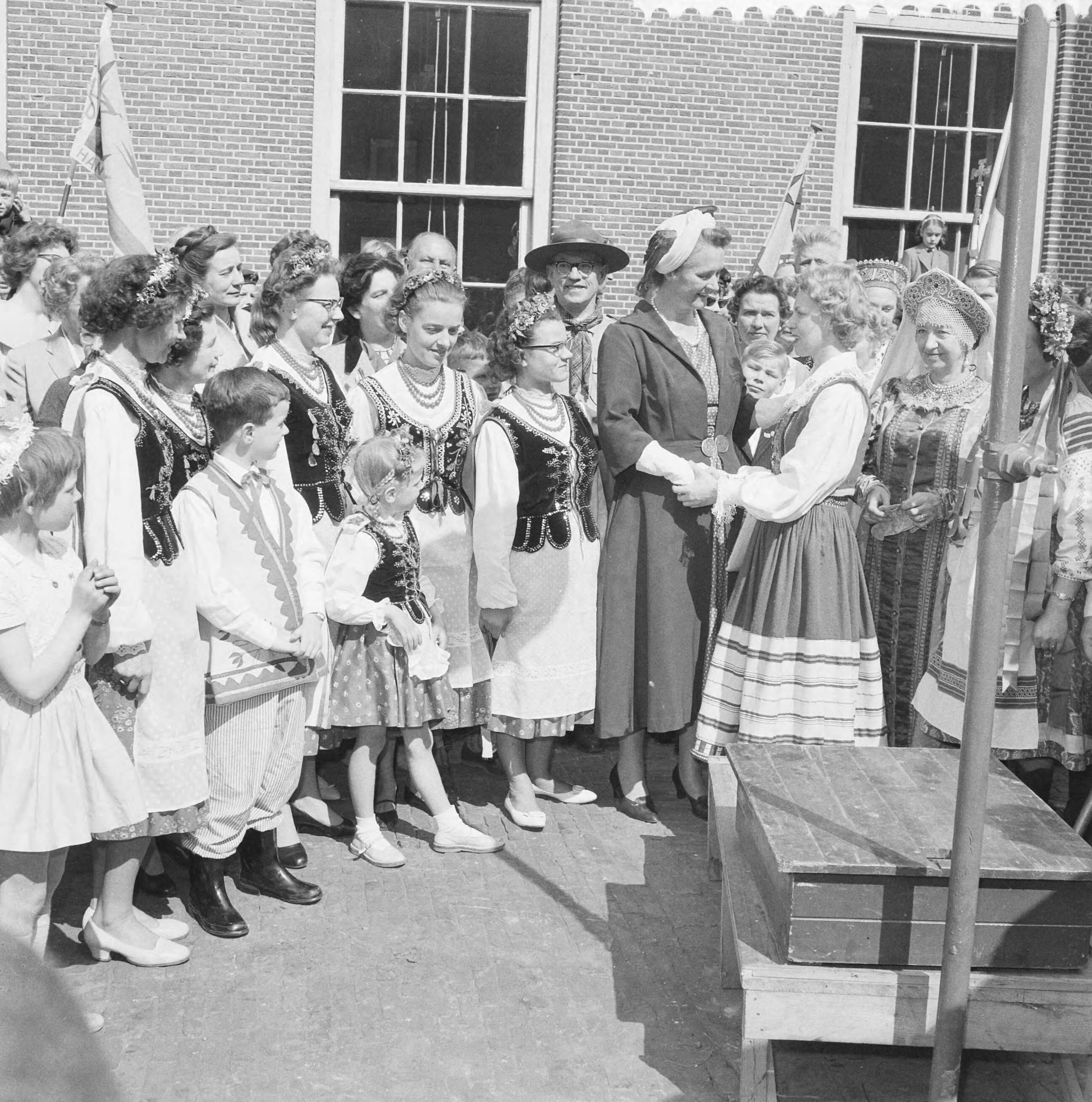 Fotocollectie Anefo — Ontsteken van het bevrijdingsvuur door minister Klompé op het Binnenhof te Den Haag — Foto: Behrens, Herbert F. / Anefo. Licentie: Set B: Rechtenvrij / Publiek Domein. Bron: Nationaal Archief. http://hdl.handle.net/10648/a9adf7b2-d0b4-102d-bcf8-003048976d84