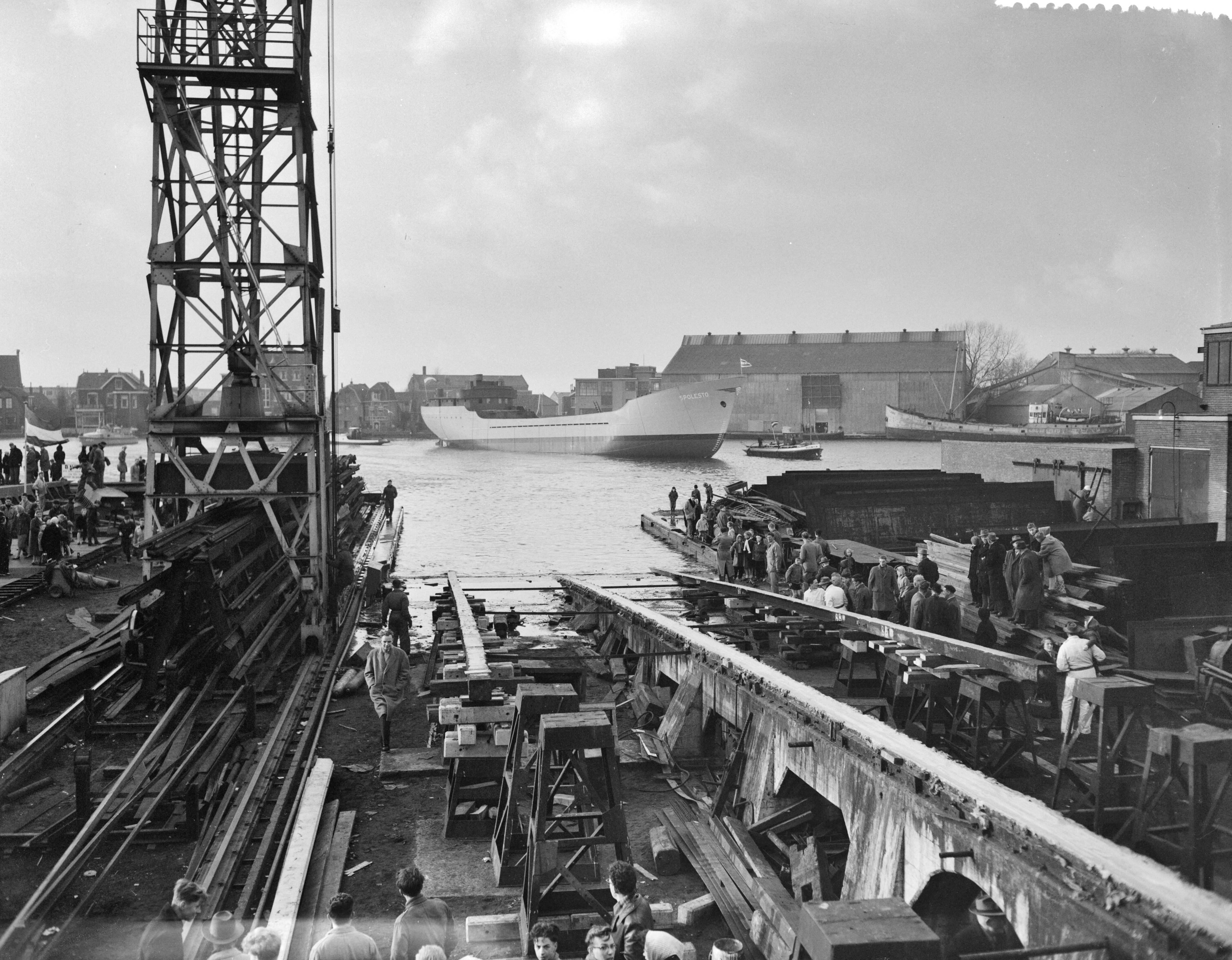 Fotocollectie Anefo — Tewaterlating "Spolesto" bij de Zaanlandse Scheepsbouw Maatschappij te Zaandam — Foto: Bilsen, Joop van / Anefo. Licentie: Set B: Rechtenvrij / Publiek Domein. Bron: Nationaal Archief. http://hdl.handle.net/10648/a971d110-d0b4-102d-bcf8-003048976d84