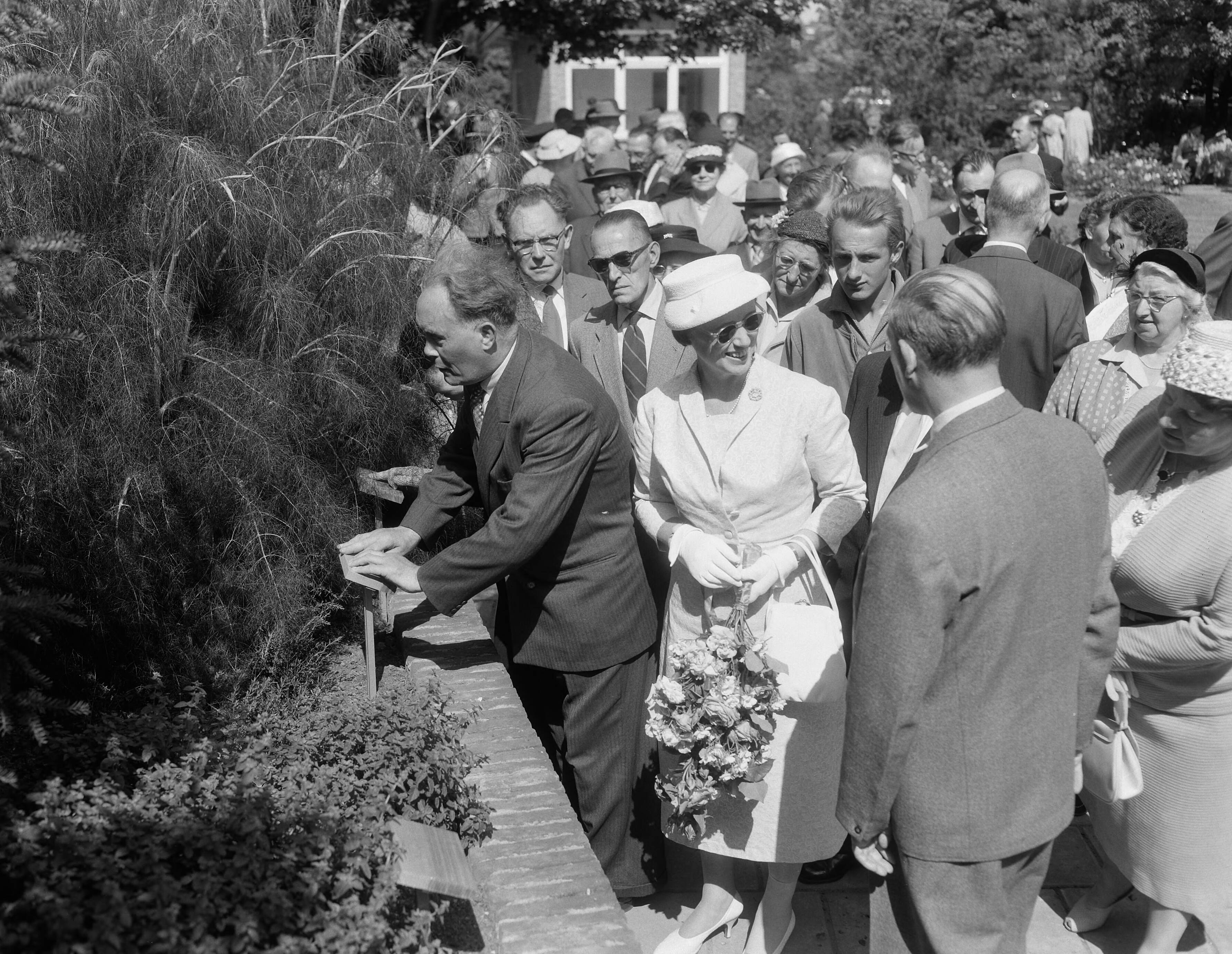Fotocollectie Anefo — Opening van een blindentuin in Den Haag door mevr. Kolfschoten, echtgenote van de burgemeester van Den Haag — Foto: Pot, Harry / Anefo. Licentie: Set B: Rechtenvrij / Publiek Domein. Bron: Nationaal Archief. http://hdl.handle.net/10648/a9629948-d0b4-102d-bcf8-003048976d84