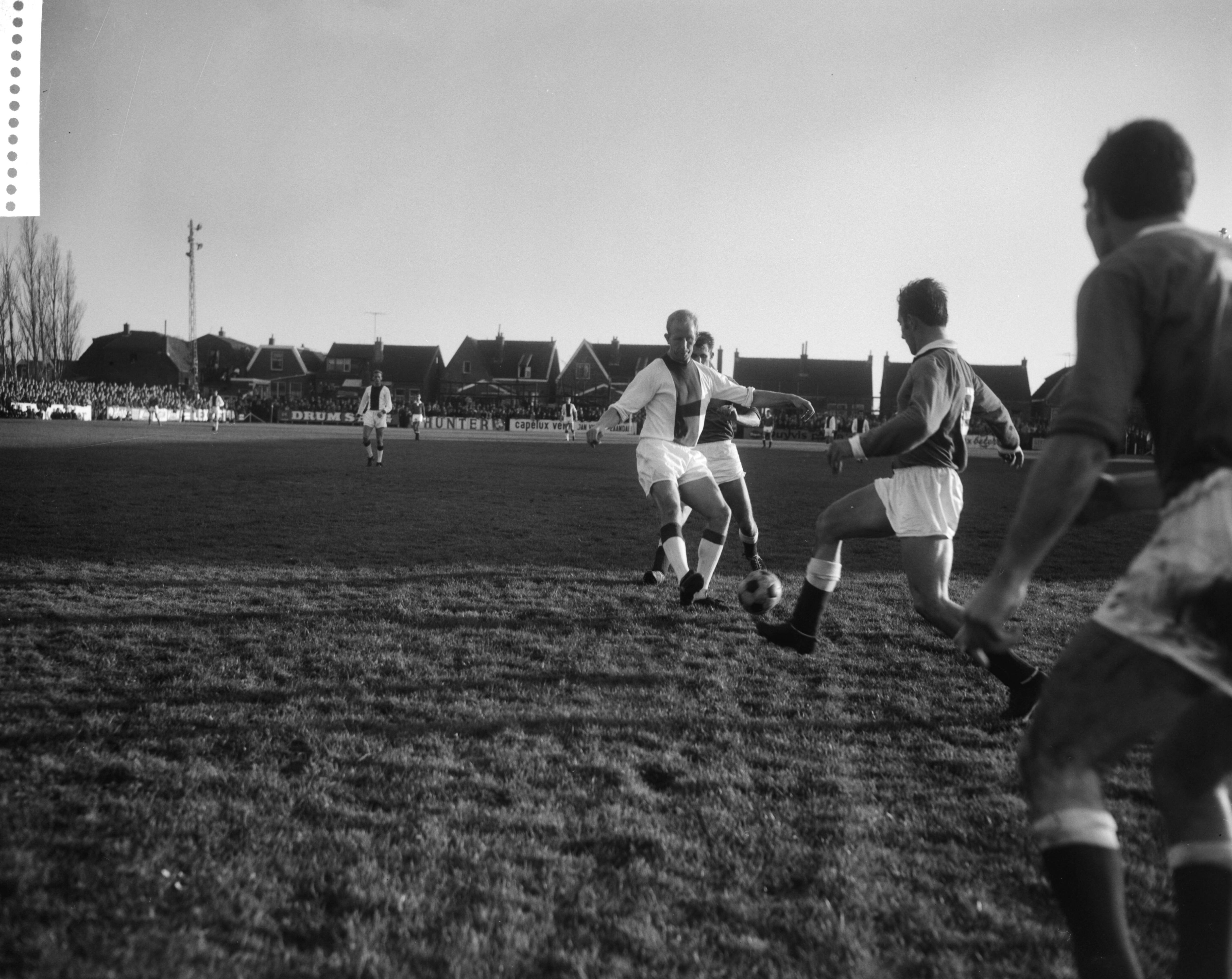 Voetbalwedstrijd ZFC - Ajax te Zaandam: 0-3 — Voetballer Henk Groot in actie — Foto: Bilsen, Joop van / Anefo. Licentie: Set B: Rechtenvrij / Publiek Domein. Bron: Nationaal Archief. http://hdl.handle.net/10648/aacc78da-d0b4-102d-bcf8-003048976d84