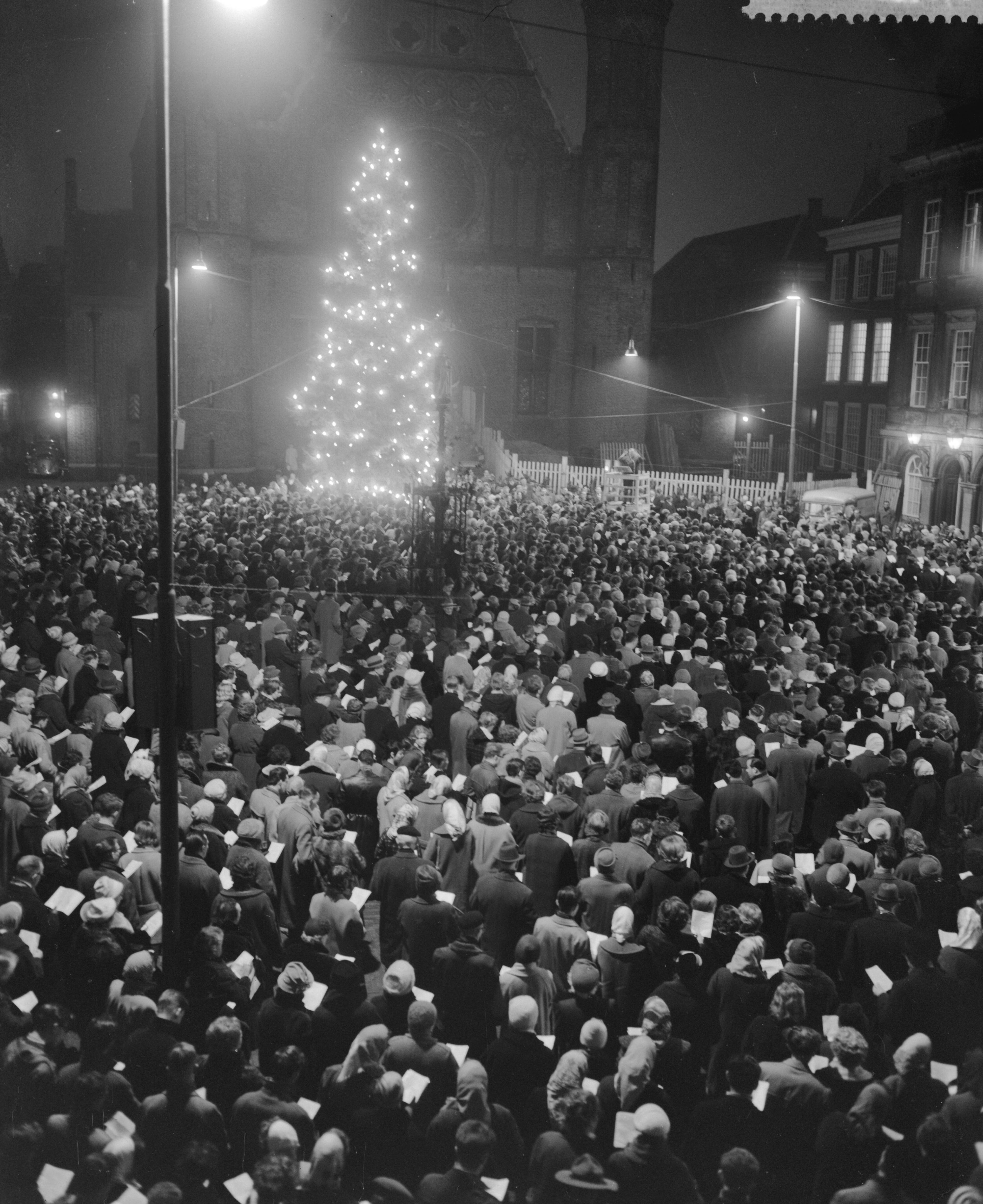 Fotocollectie Anefo — Massale volkskerstzang op het Binnenhof te Den Haag — Foto: Behrens, Herbert F. / Anefo. Licentie: Set B: Rechtenvrij / Publiek Domein. Bron: Nationaal Archief. http://hdl.handle.net/10648/a9c322b8-d0b4-102d-bcf8-003048976d84