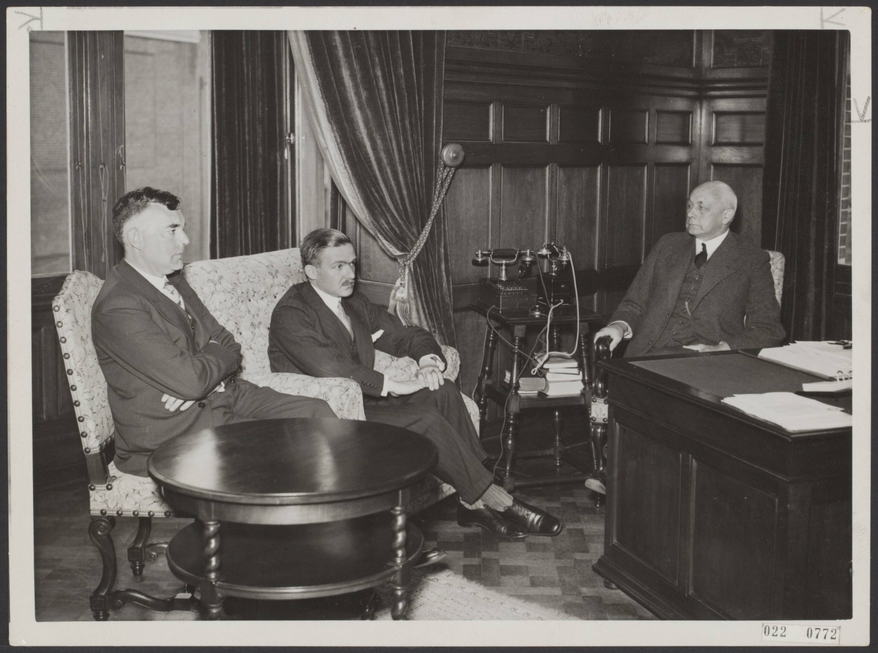 Fotocollectie Elsevier Binnenland — De nieuwe Commissaris der Koningin in Groningen, mr. J. Linthorst Homan, heeft hedenmorgen voor het eerst een bezoek gebracht aan het Provinciehuis te Groningen. Vlnr; de griffier mr. W.A. Scheltema; mr. J. Linthorst Homan en de waarnemend Commissaris, de heer L.H. Mansholt — Foto: N.V. Polygoon. Licentie: Set B: Rechtenvrij / Publiek Domein. Bron: Nationaal Archief. http://hdl.handle.net/10648/add31bba-d0b4-102d-bcf8-003048976d84