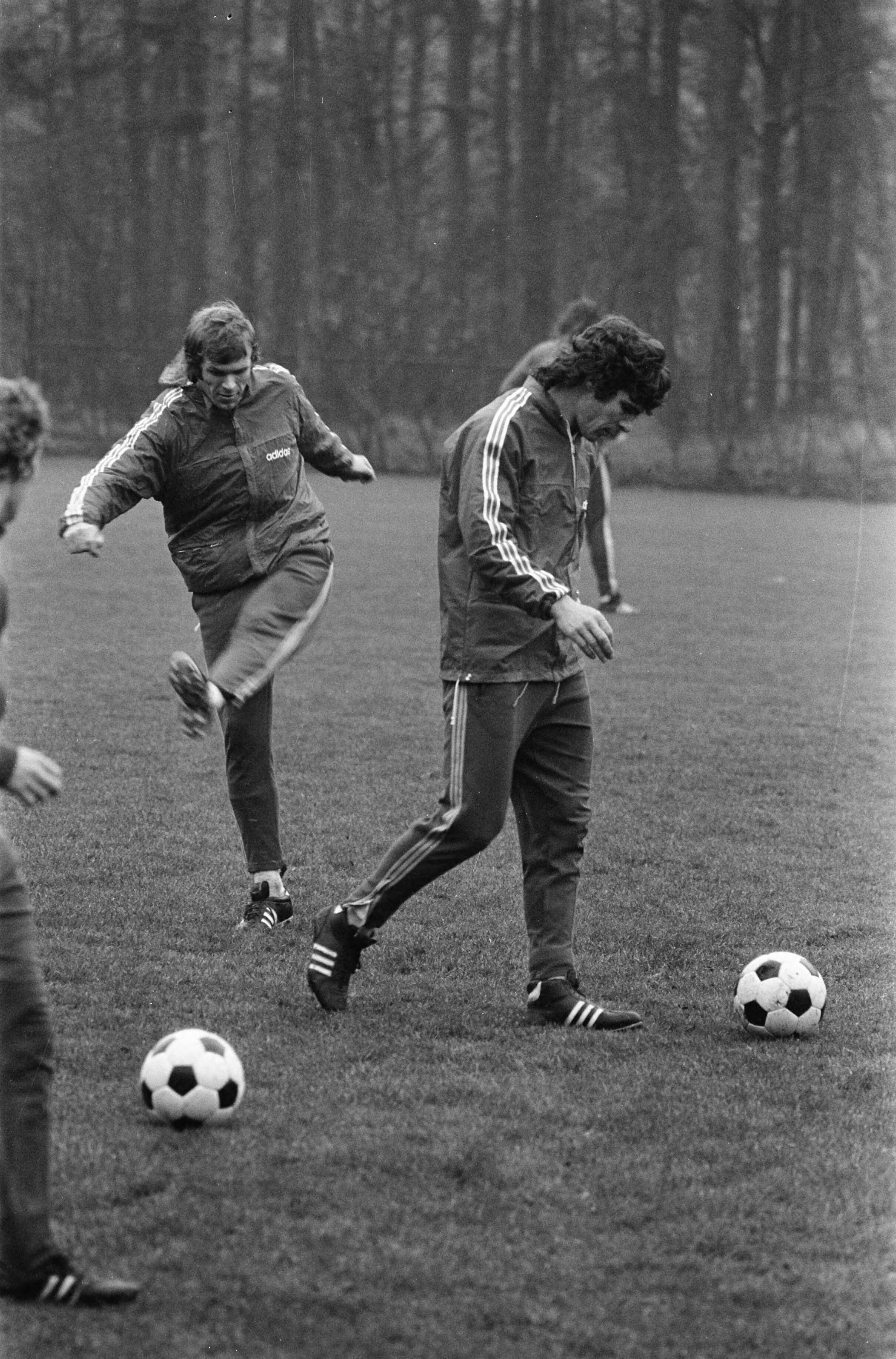 Fotocollectie Anefo — Training Nederlands elftal in Zeist, Theo de Jong (links) en Van Hanegem — Foto: Verhoeff, Bert / Anefo. Licentie: Set B: Rechtenvrij / Publiek Domein. Bron: Nationaal Archief. http://hdl.handle.net/10648/abfd9298-d0b4-102d-bcf8-003048976d84