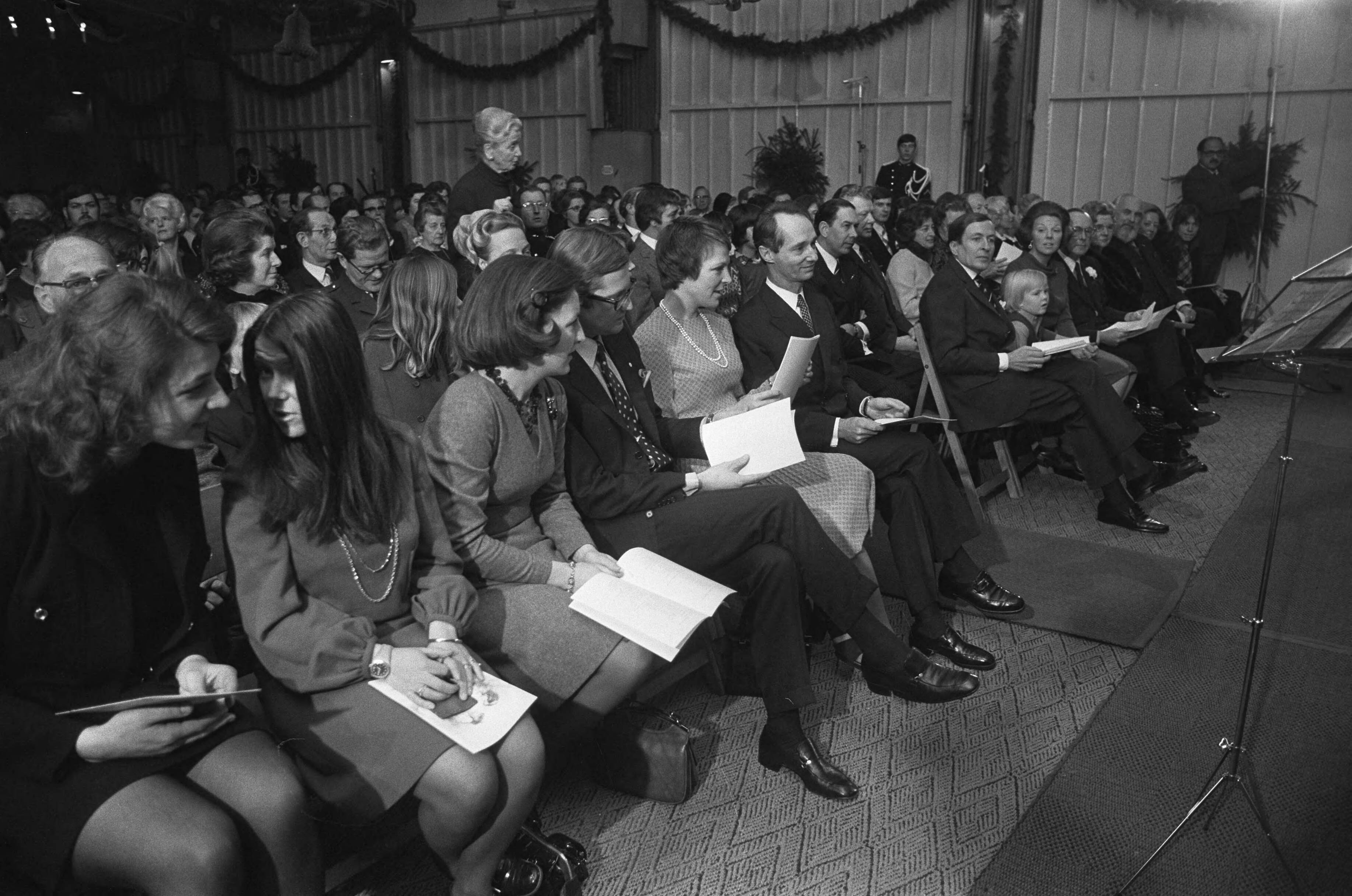 Fotocollectie Anefo — Kerstviering Koninklijke familie met personeel Soestdijk, de hele Koninklijke familie — Foto: Verhoeff, Bert / Anefo. Licentie: Set B: Rechtenvrij / Publiek Domein. Bron: Nationaal Archief. http://hdl.handle.net/10648/ac20da28-d0b4-102d-bcf8-003048976d84
