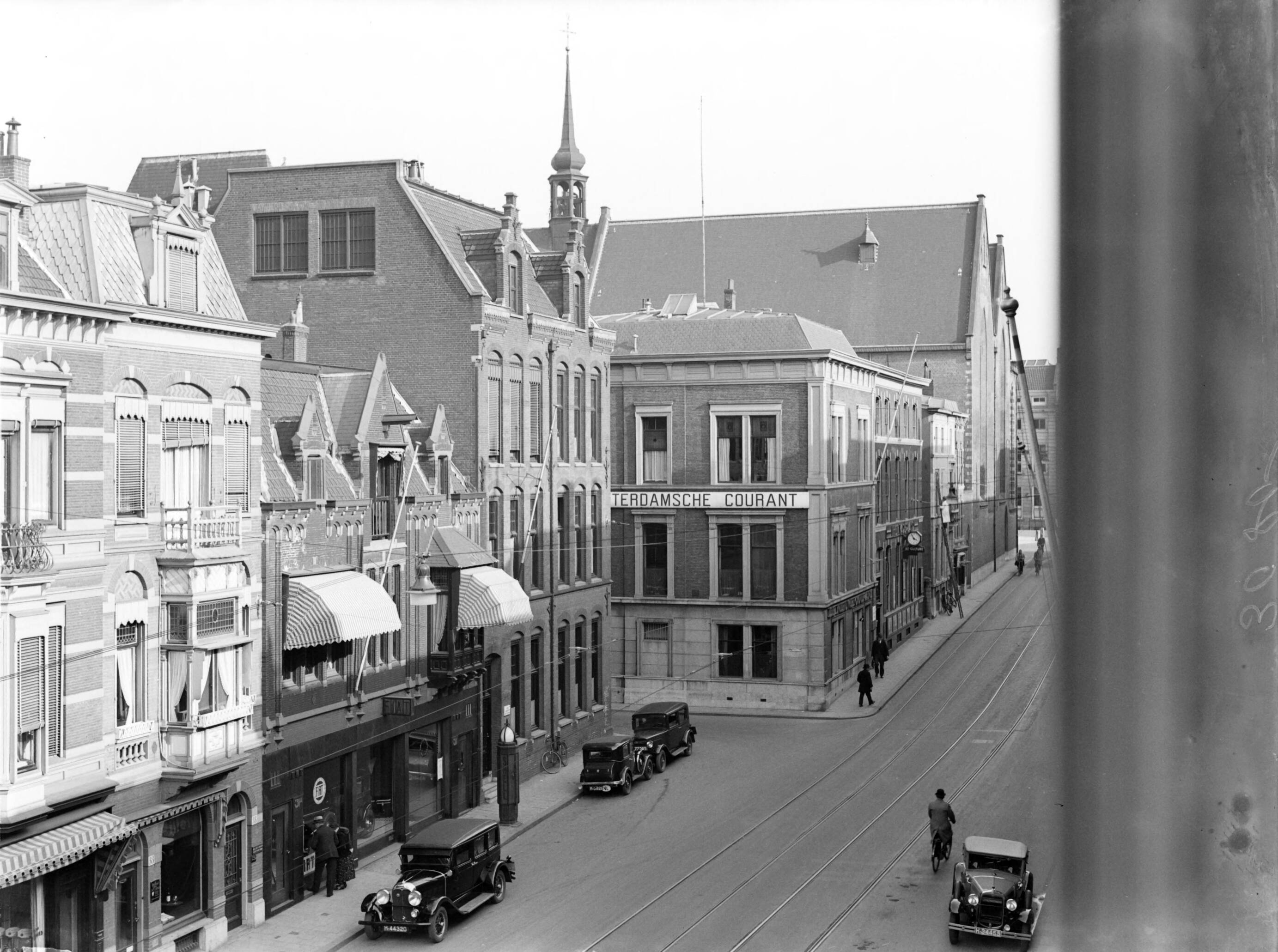 Reportage Nijgh en Van Ditmar — De Parkstraat in Den Haag met het gebouw van de Rotterdamsche Courant — Foto: Poll, Willem van de. Licentie: Set B: Rechtenvrij / Publiek Domein. Bron: Nationaal Archief. http://hdl.handle.net/10648/ae996f7c-d0b4-102d-bcf8-003048976d84