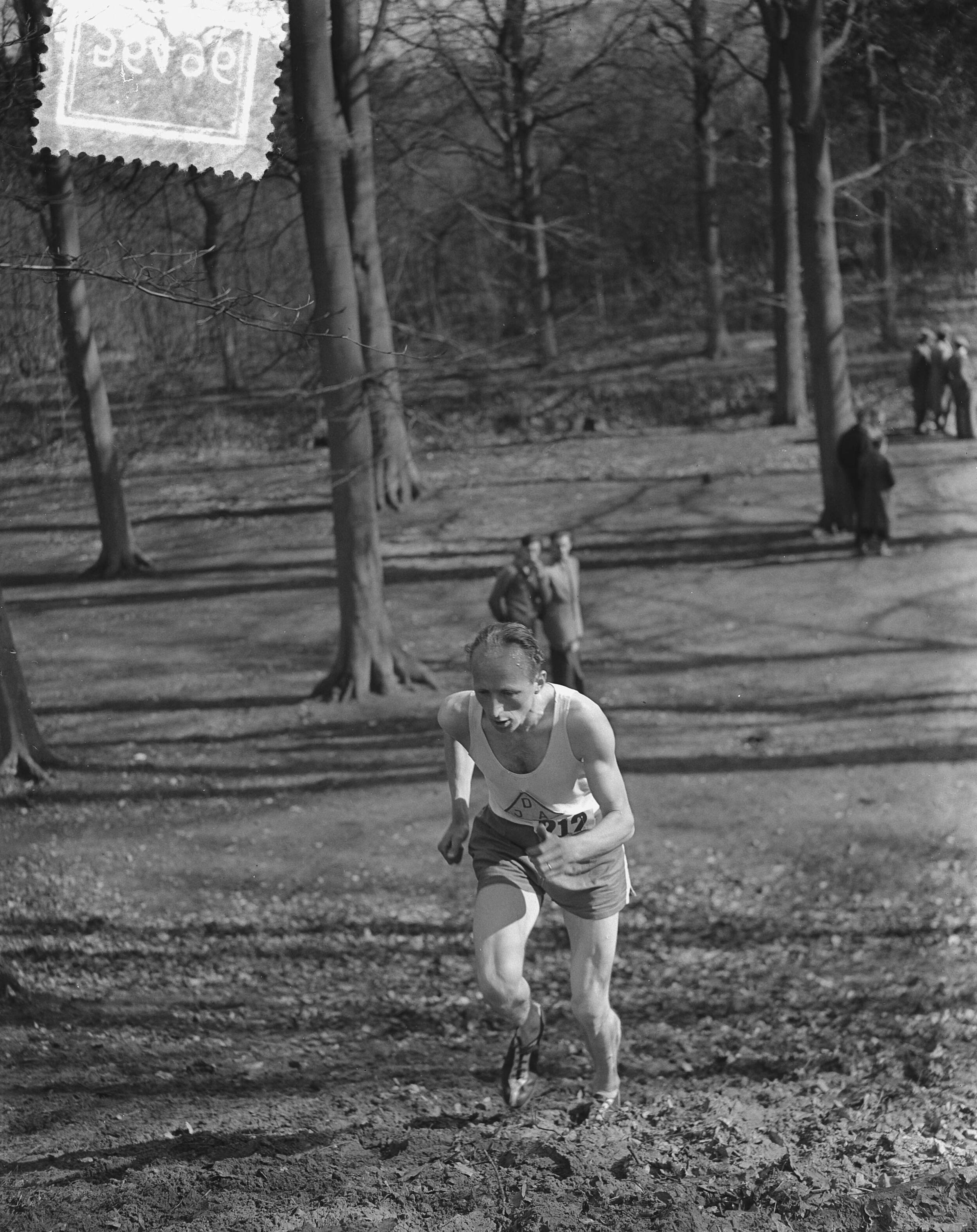 Fotocollectie Anefo — Veldloopkampioenschappen van Nederland in Wassenaar. J. Adriaensen (DJA Breda, de latere winnaar) — Foto: Bilsen, Joop van / Anefo. Licentie: Set B: Rechtenvrij / Publiek Domein. Bron: Nationaal Archief. http://hdl.handle.net/10648/a909c5a2-d0b4-102d-bcf8-003048976d84