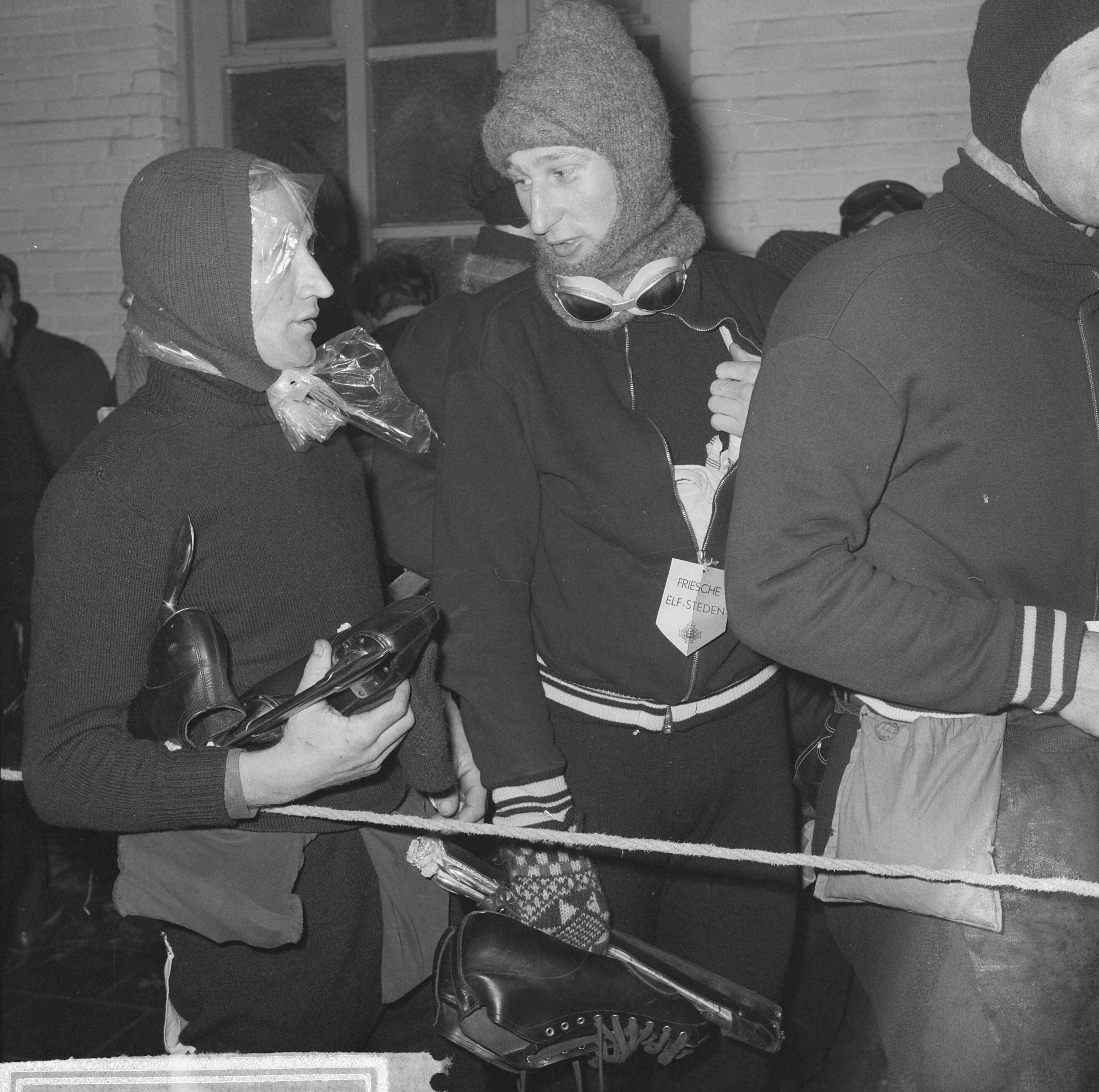 Elfstedentocht 1963 — Elfstedentocht 1963. Deelnemers wachten op de start — Foto: Nijs, Jac. de / Anefo. Licentie: Set B: Rechtenvrij / Publiek Domein. Bron: Nationaal Archief. http://hdl.handle.net/10648/aa268a92-d0b4-102d-bcf8-003048976d84
