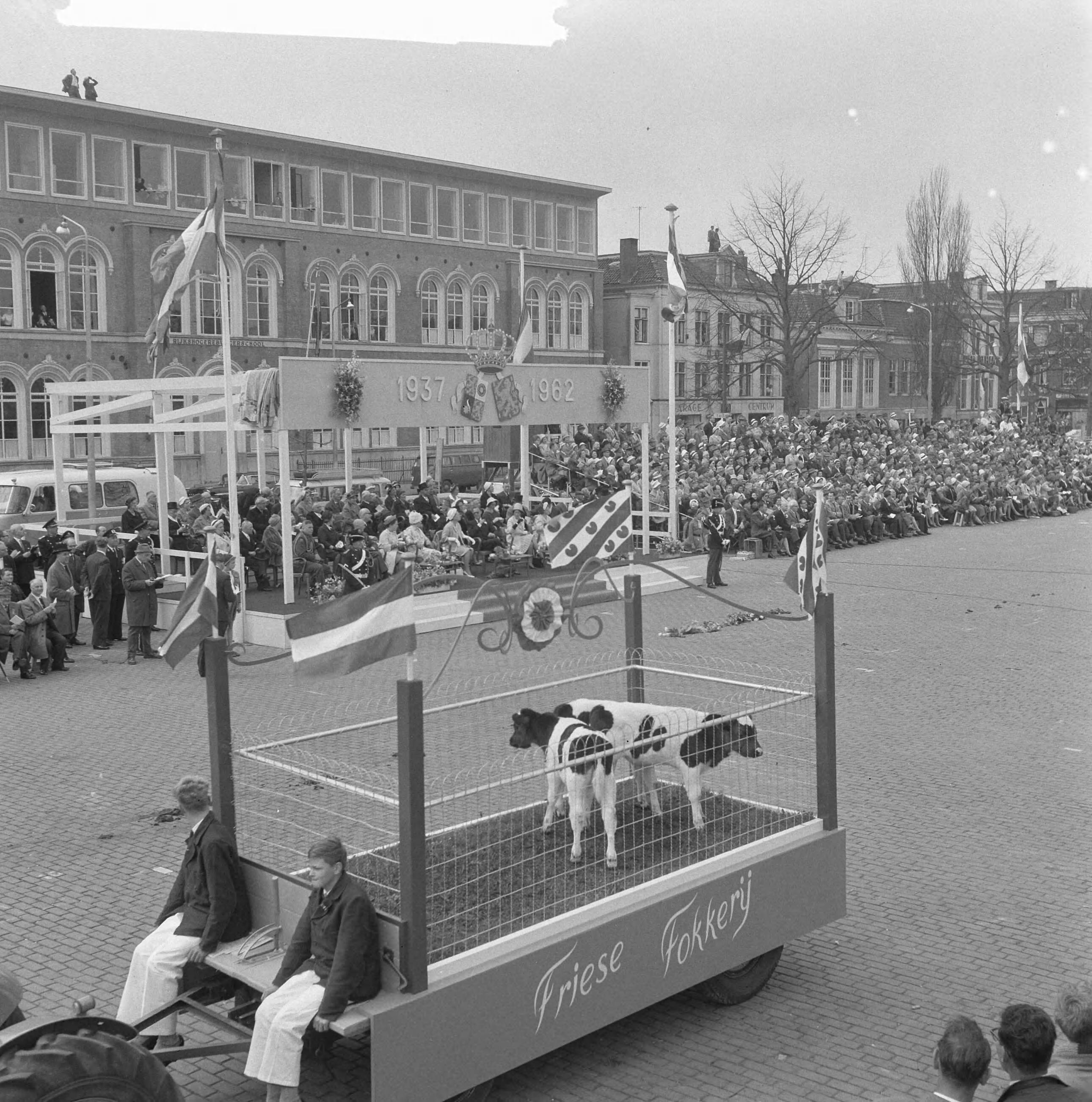 Koninklijk bezoek aan Groningen en Friesland (1962) — Koninklijk bezoek aan Leeuwarden — Foto: Merk, Ben / Anefo. Licentie: Set B: Rechtenvrij / Publiek Domein. Bron: Nationaal Archief. http://hdl.handle.net/10648/aa072dd2-d0b4-102d-bcf8-003048976d84