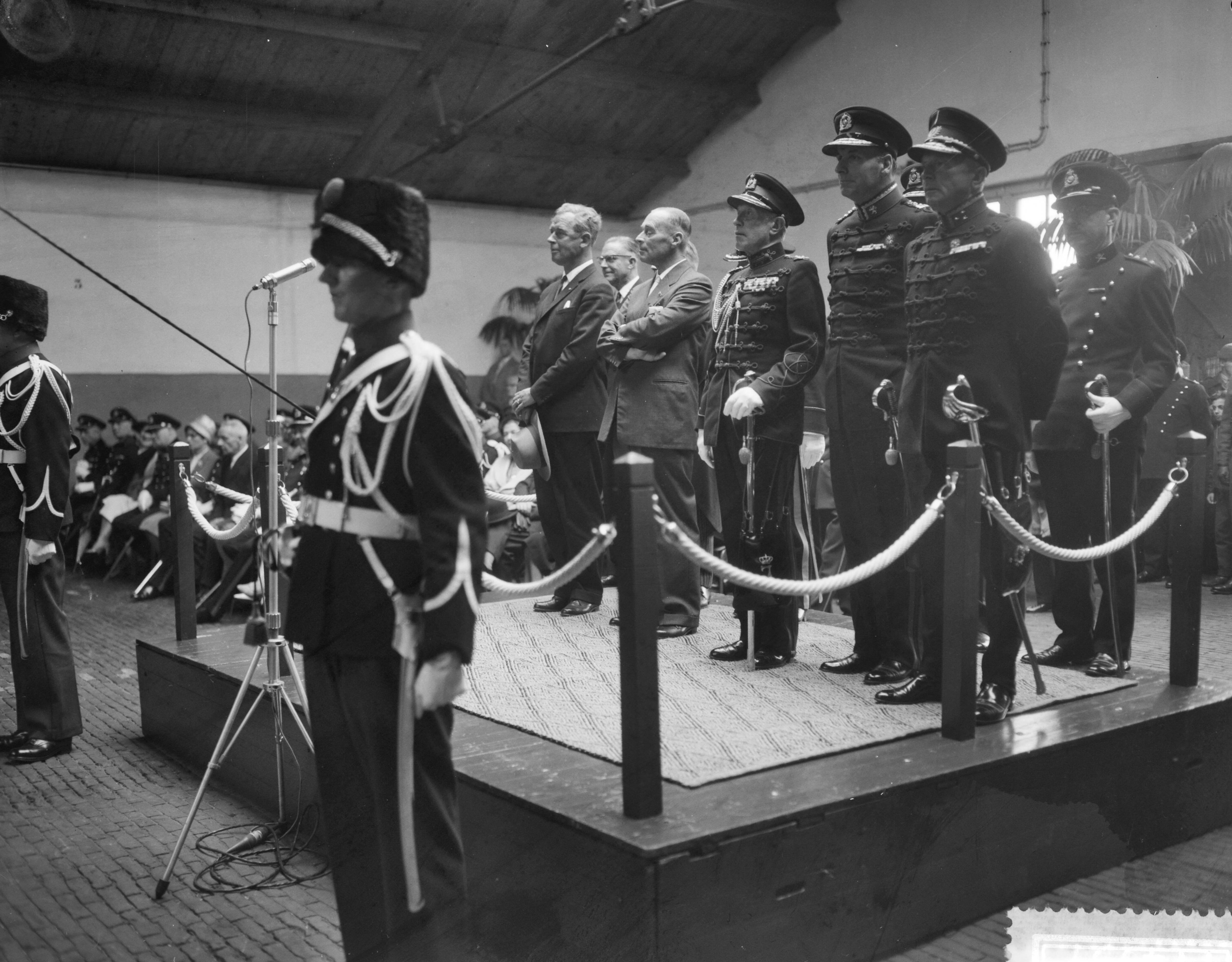 Fotocollectie Anefo — Symbolisch aanbieden van het ceremonieel tenue aan het trompetterkorps der artillerie in de Chassé-kazerne te Breda door de voorzitter van het comité "Muziek Artillerie", I.A. Aler aan de minister van Defensie, ir. S.H. Visser — Foto: Bilsen, Joop van / Anefo. Licentie: Set B: Rechtenvrij / Publiek Domein. Bron: Nationaal Archief. http://hdl.handle.net/10648/a9b6678a-d0b4-102d-bcf8-003048976d84