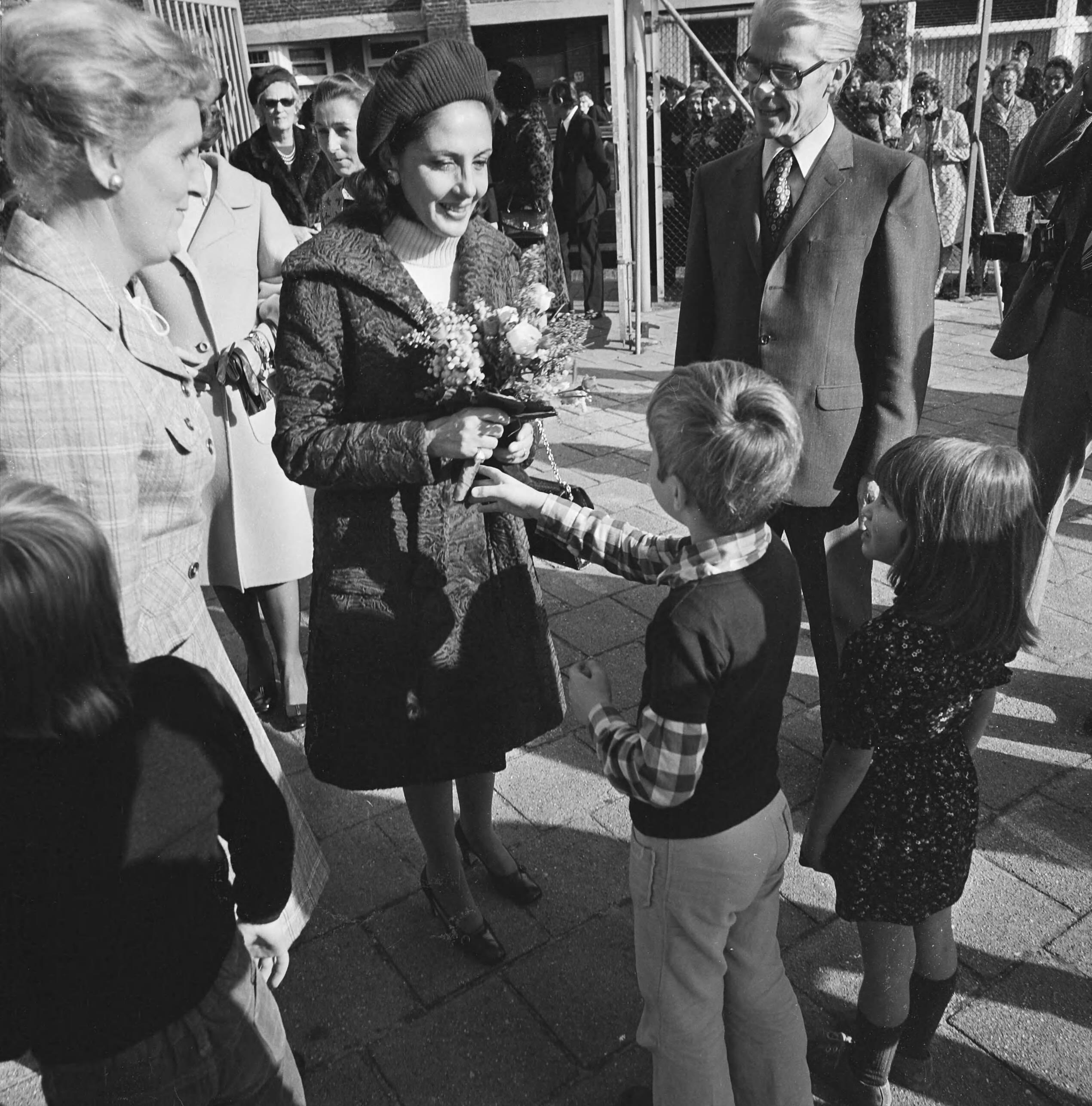 Italiaans staatsbezoek aan Nederland — Mevrouw Leone, echtgenote van de Italiaanse president, bezoekt de Montessorischool Waalsdorp in Den Haag — Foto: Mieremet, Rob / Anefo. Licentie: Set B: Rechtenvrij / Publiek Domein. Bron: Nationaal Archief. http://hdl.handle.net/10648/ac3a9508-d0b4-102d-bcf8-003048976d84