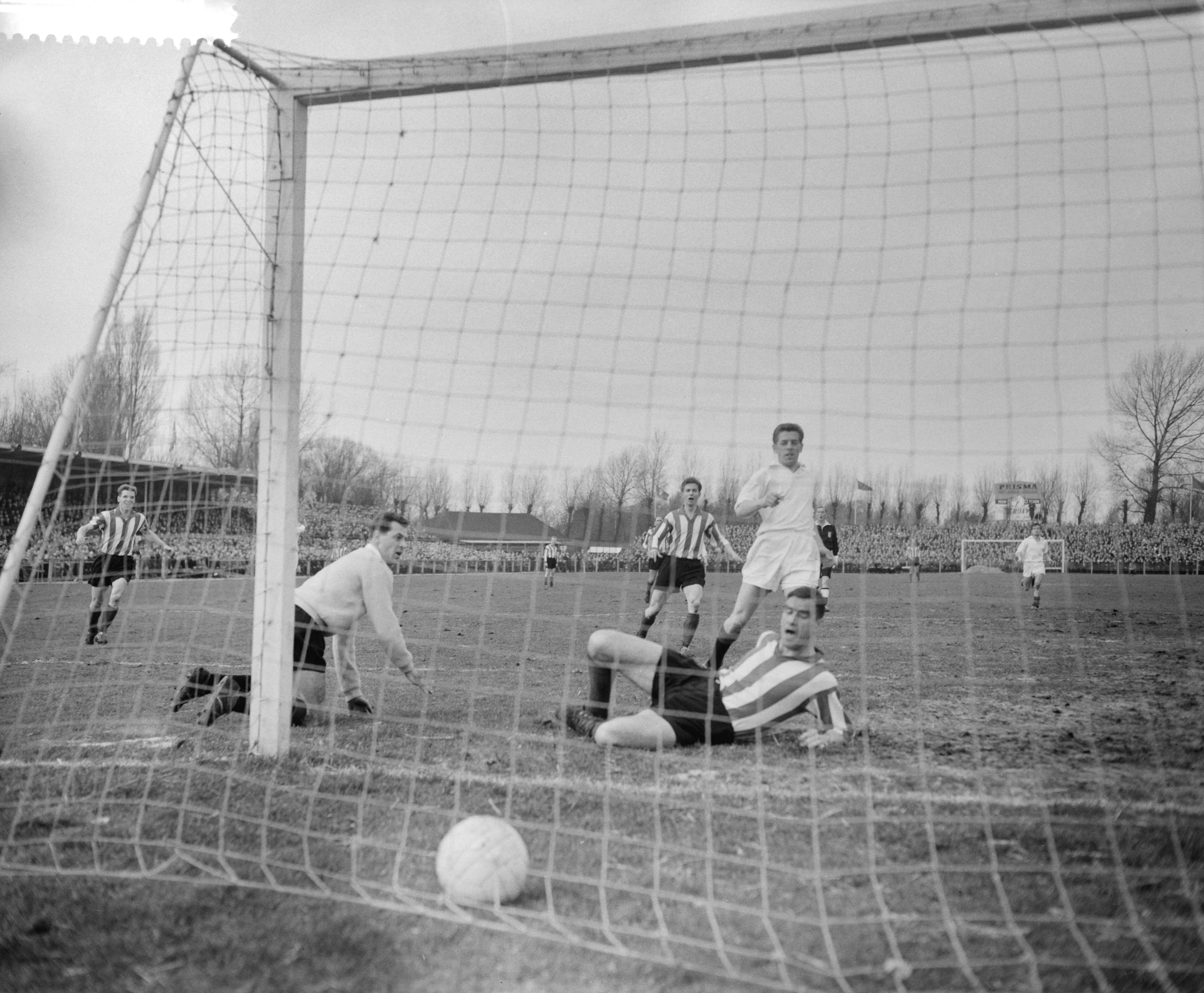 Fotocollectie Anefo — Voetbal. ADO tegen PSV 2-1, Coen Dillen scoort het eerste doelpunt links keeper Oostrum — Foto: Bilsen, Joop van / Anefo. Licentie: Set B: Rechtenvrij / Publiek Domein. Bron: Nationaal Archief. http://hdl.handle.net/10648/a9c8ef90-d0b4-102d-bcf8-003048976d84