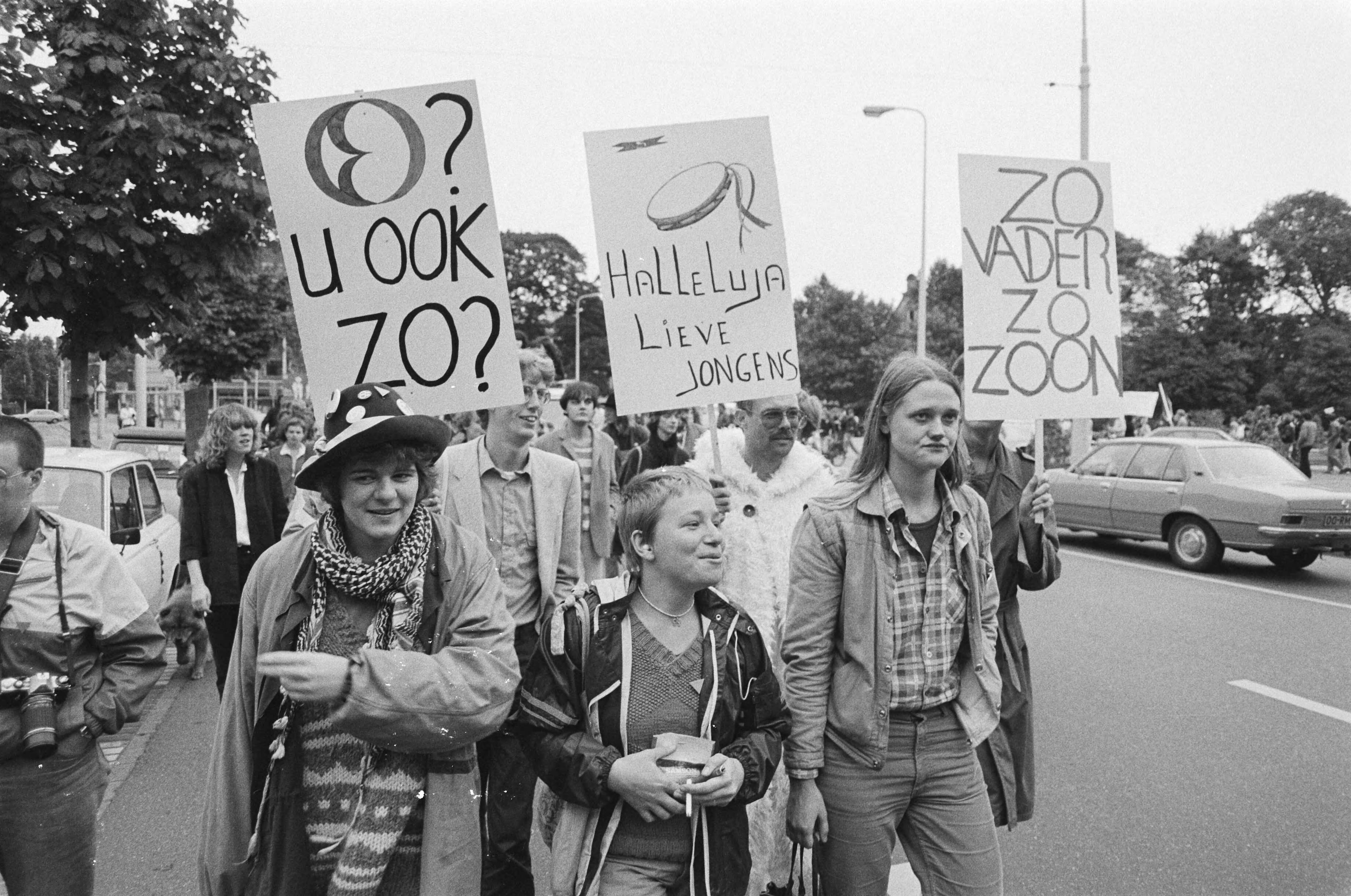 Fotocollectie Anefo — Demonstratie door honderden homosexuelen in Den Haag van vredesplein — Foto: Antonisse, Marcel / Anefo. Licentie: Set B: Rechtenvrij / Publiek Domein. Bron: Nationaal Archief. http://hdl.handle.net/10648/acfee2b4-d0b4-102d-bcf8-003048976d84