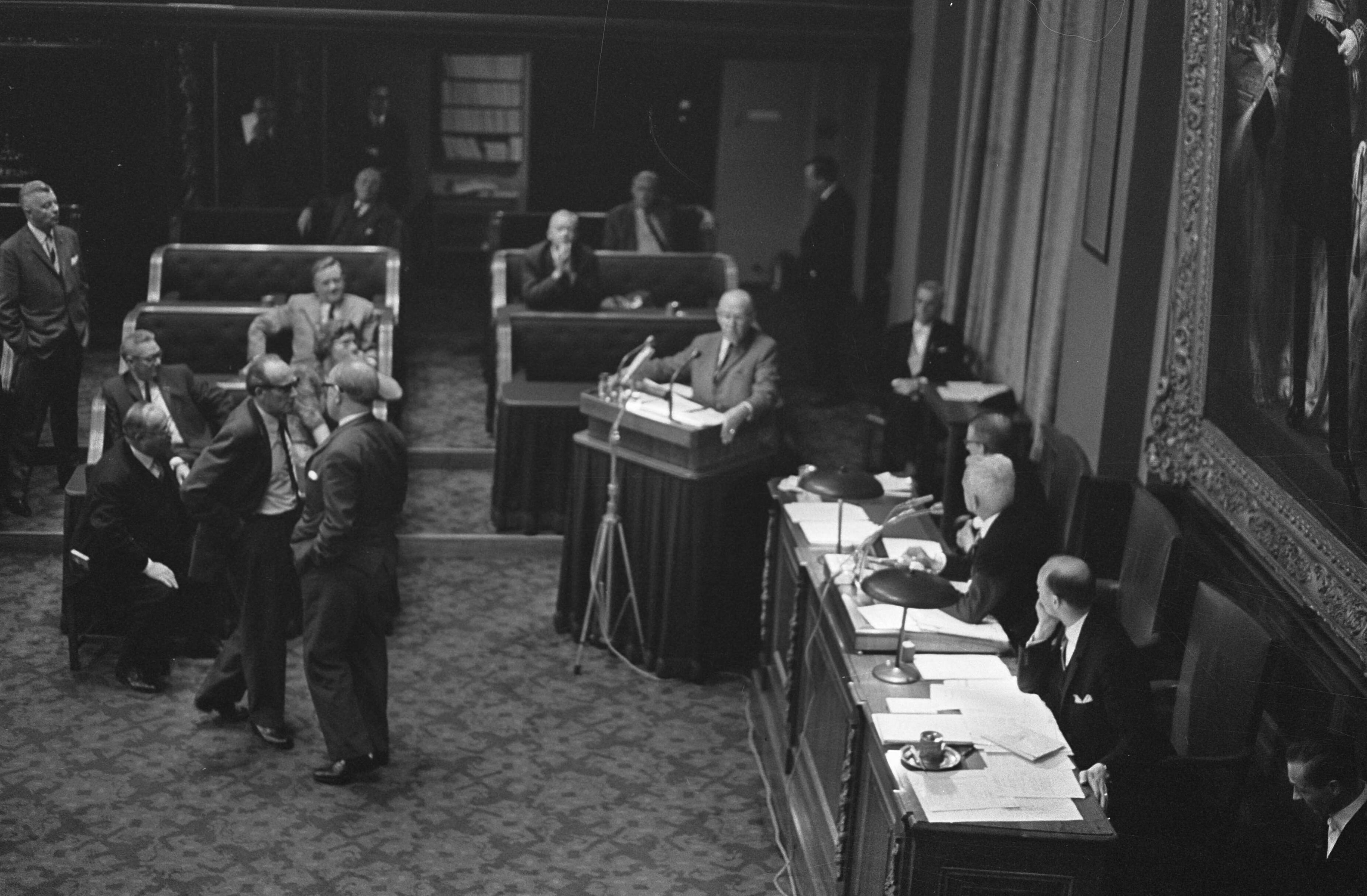 Eerste Kamer behandeld een verklaring van de heer Hendrik Adams van de Boerenparij — Eerste Kamer|Den Haag|Zuid-Holland|politici |kamerleden — Foto: Fotograaf Onbekend / Anefo. Licentie: Set B: Rechtenvrij / Publiek Domein. Bron: Nationaal Archief. http://hdl.handle.net/10648/aaffbb46-d0b4-102d-bcf8-003048976d84