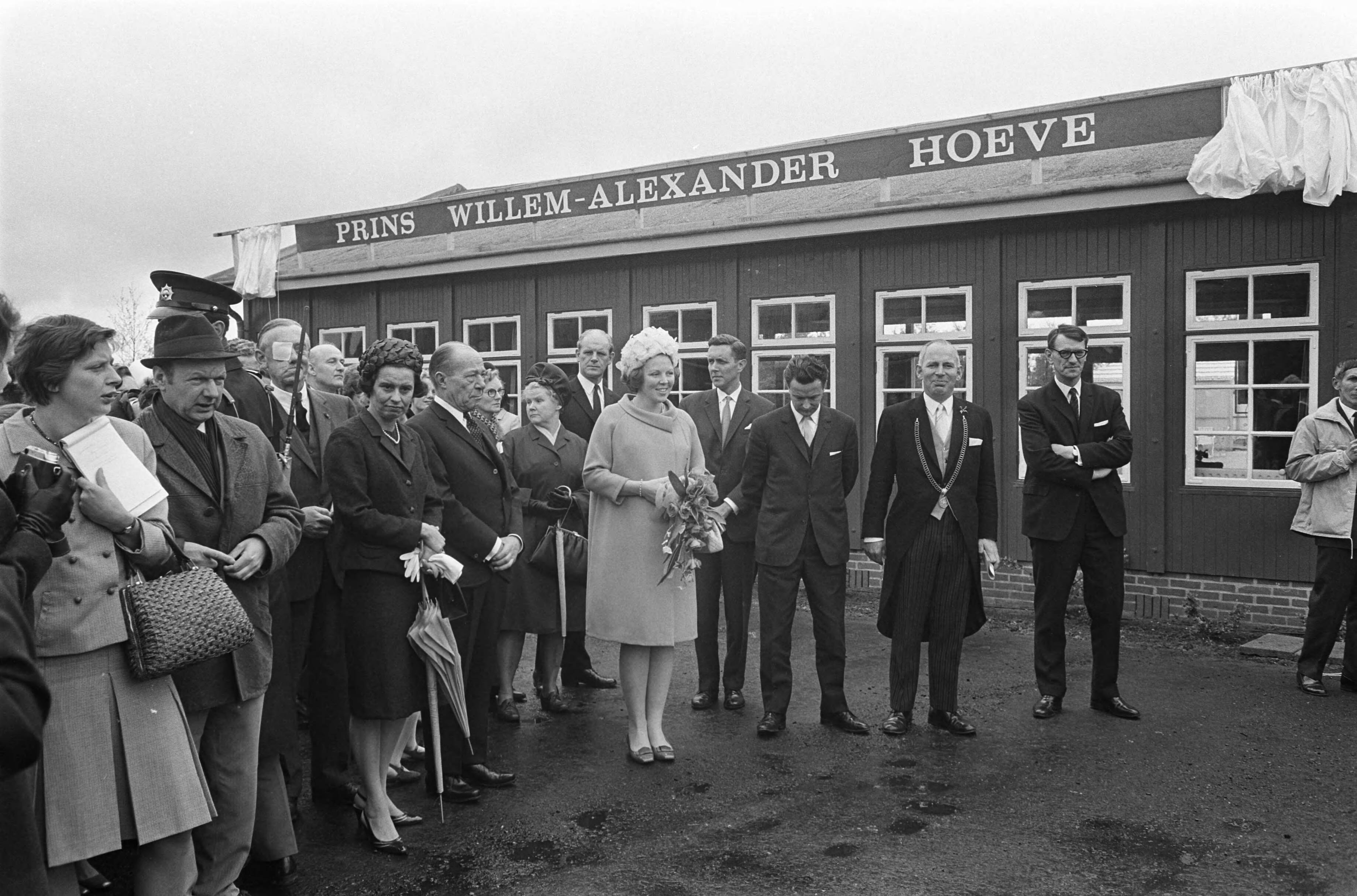 Fotocollectie Anefo — Prinses Beatrix in Drenthe opende vakantiecentrum prins Willem Alexander in Roden — Foto: Koch, Eric / Anefo. Licentie: Set B: Rechtenvrij / Publiek Domein. Bron: Nationaal Archief. http://hdl.handle.net/10648/ab401650-d0b4-102d-bcf8-003048976d84