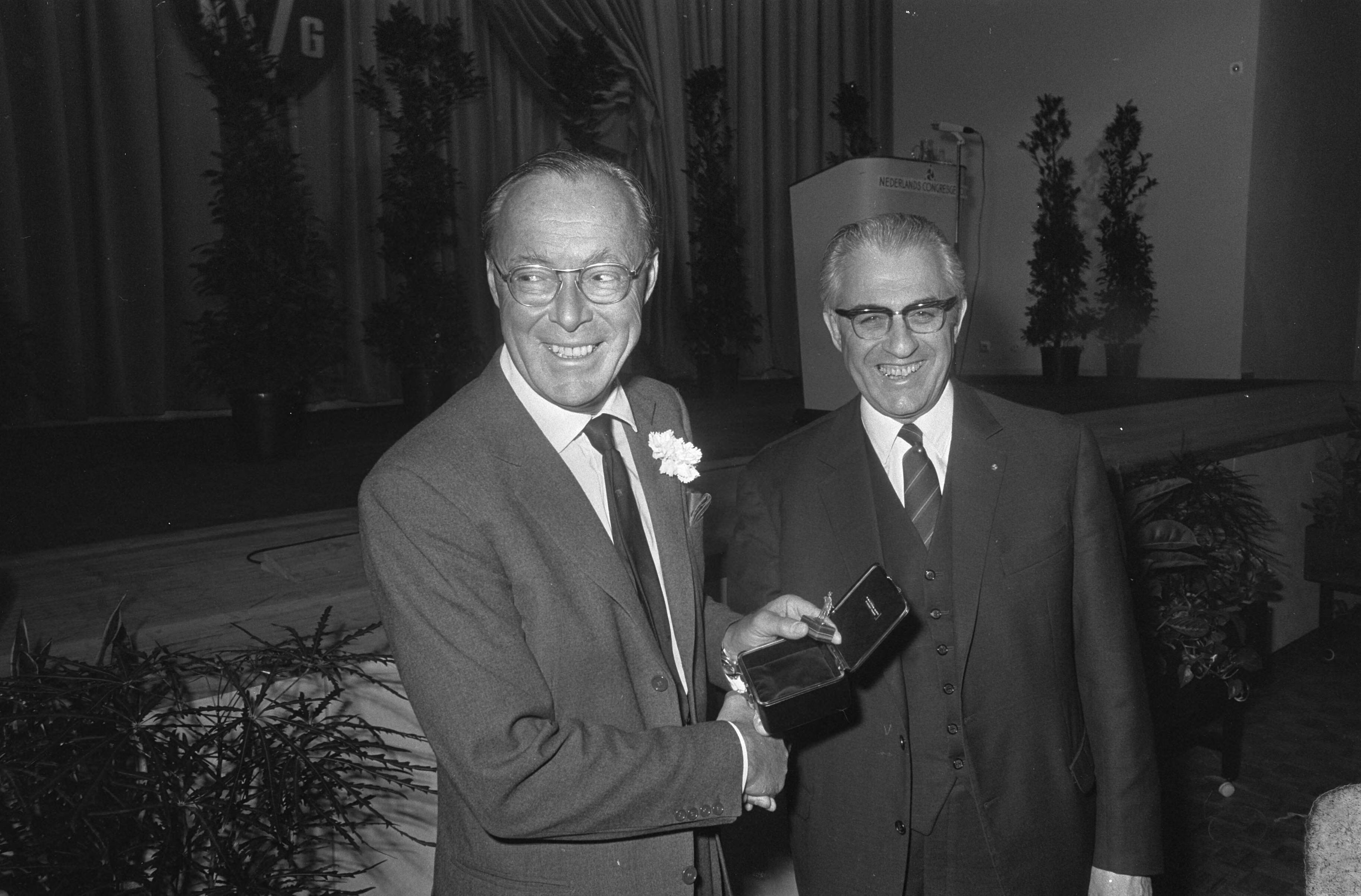 Fotocollectie Anefo — ZKH Pr. Bernhard opende de Groothandelsdag 1968 in het Nederlands Congresgebouw te Den Haag dhr. A. Bosnak , voorz. Ned. Groothndl. bood Bernhard "Gouden Mercurius" — Foto: Evers, Joost / Anefo. Licentie: Set B: Rechtenvrij / Publiek Domein. Bron: Nationaal Archief. http://hdl.handle.net/10648/ab63ce6a-d0b4-102d-bcf8-003048976d84