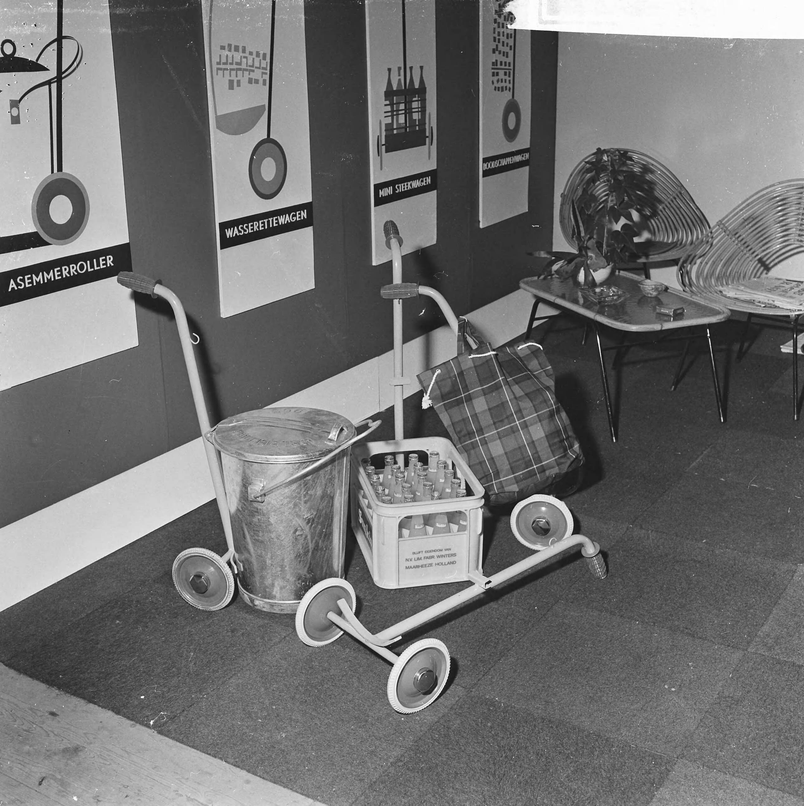 Fotocollectie Anefo — 84ste Damesbeurs in de Houtrusthallen te Den Haag, een nieuw wagentje voor diverse doeleinden — Foto: Voets, Jan / Anefo. Licentie: Set B: Rechtenvrij / Publiek Domein. Bron: Nationaal Archief. http://hdl.handle.net/10648/aac26b10-d0b4-102d-bcf8-003048976d84