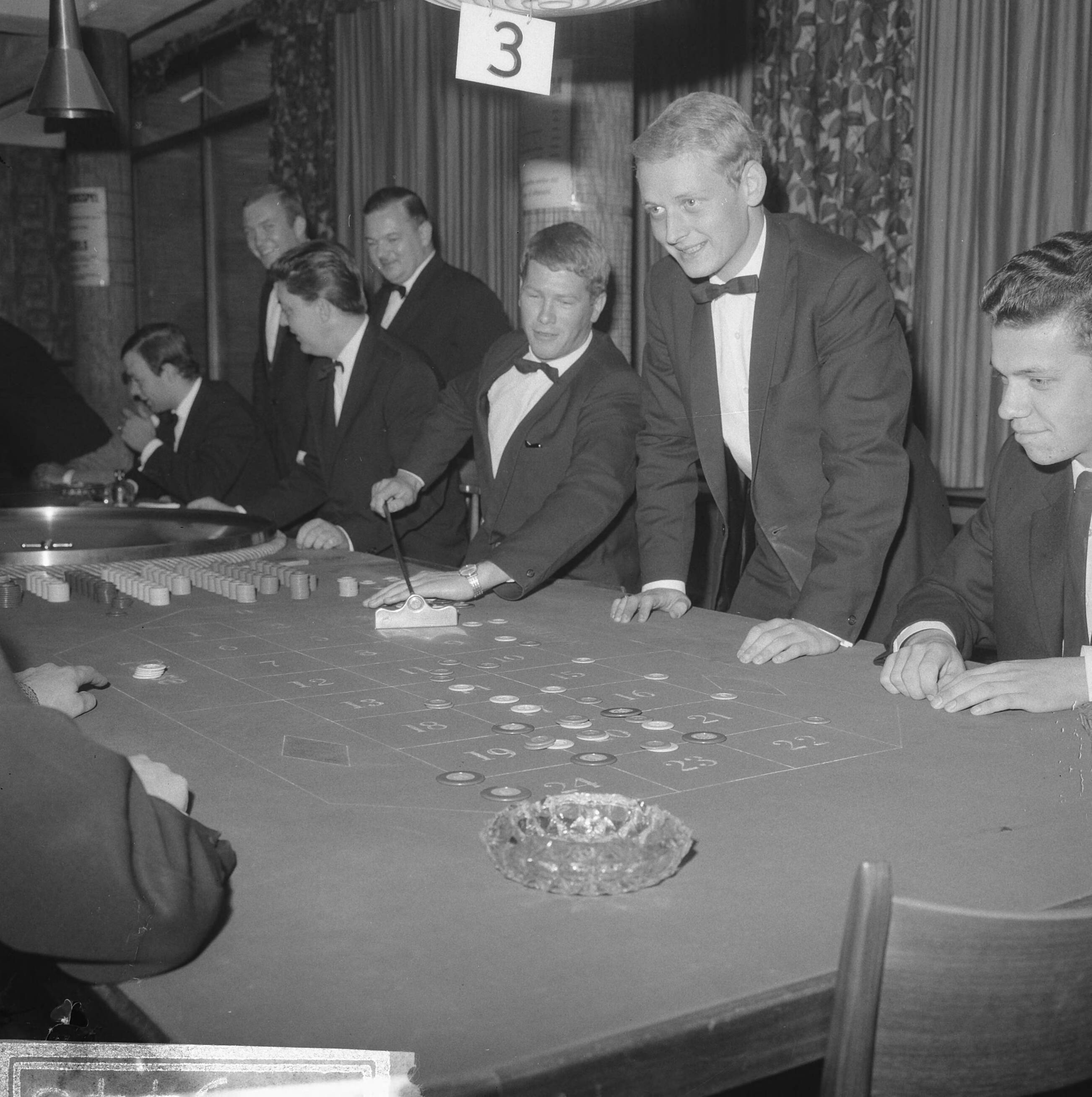 Fotocollectie Anefo — Naar aanleiding van een besluit van het ministerie van Justitie moeten de casino's in Nederland hun deuren sluiten. In West-End te Loosdrecht rolt vandaag voor het laatst het balletje — Foto: Evers, Joost / Anefo. Licentie: Set B: Rechtenvrij / Publiek Domein. Bron: Nationaal Archief. http://hdl.handle.net/10648/aac8552a-d0b4-102d-bcf8-003048976d84