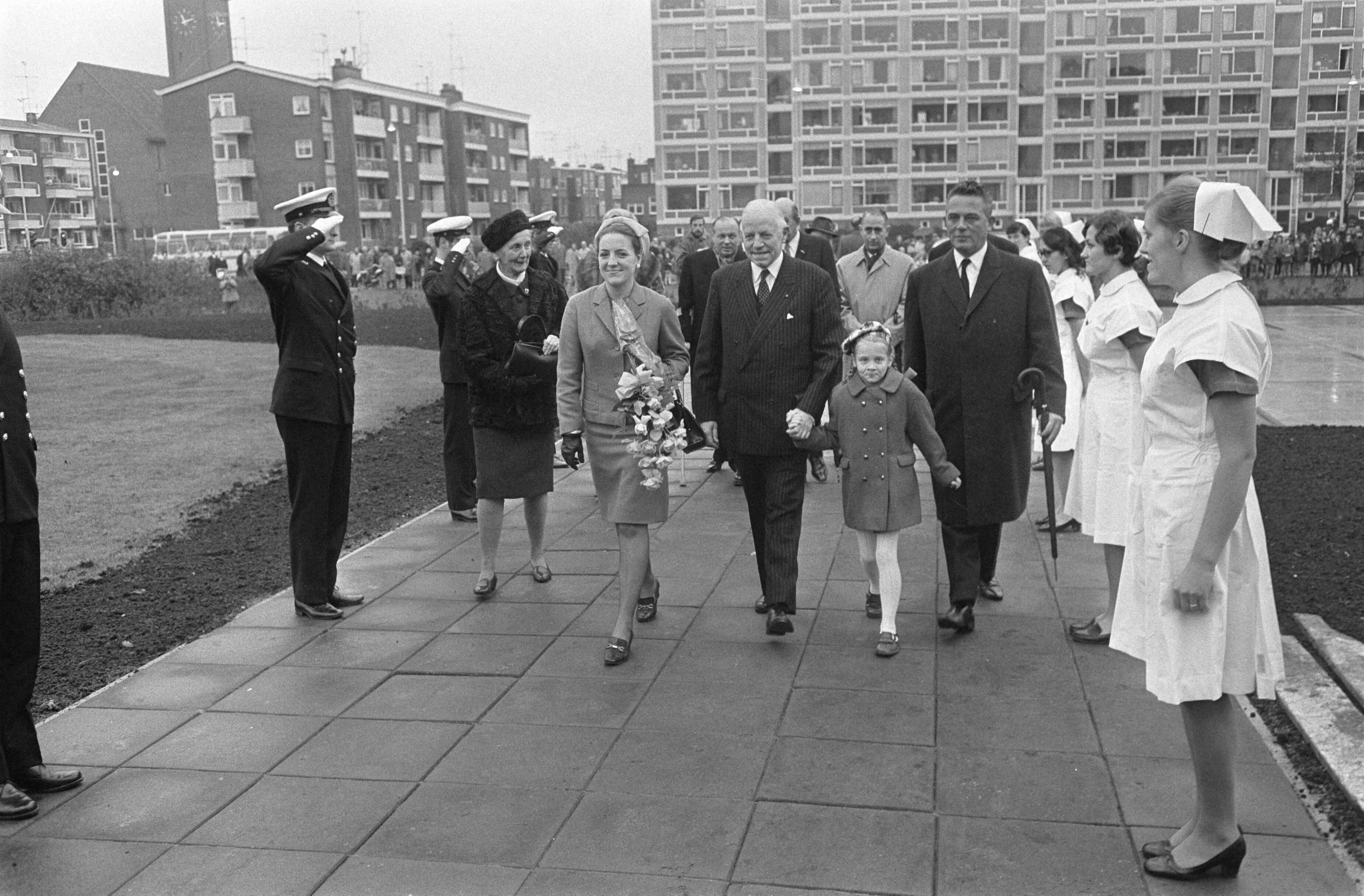 Fotocollectie Anefo — Prinses Margriet opende Helihaven Rode Kruis bij ziekenhuis te Den Haag Prinses Margriet wandelt tussen haag van leerling-verpleegsters — Foto: Koch, Eric / Anefo. Licentie: Set B: Rechtenvrij / Publiek Domein. Bron: Nationaal Archief. http://hdl.handle.net/10648/ab554f70-d0b4-102d-bcf8-003048976d84