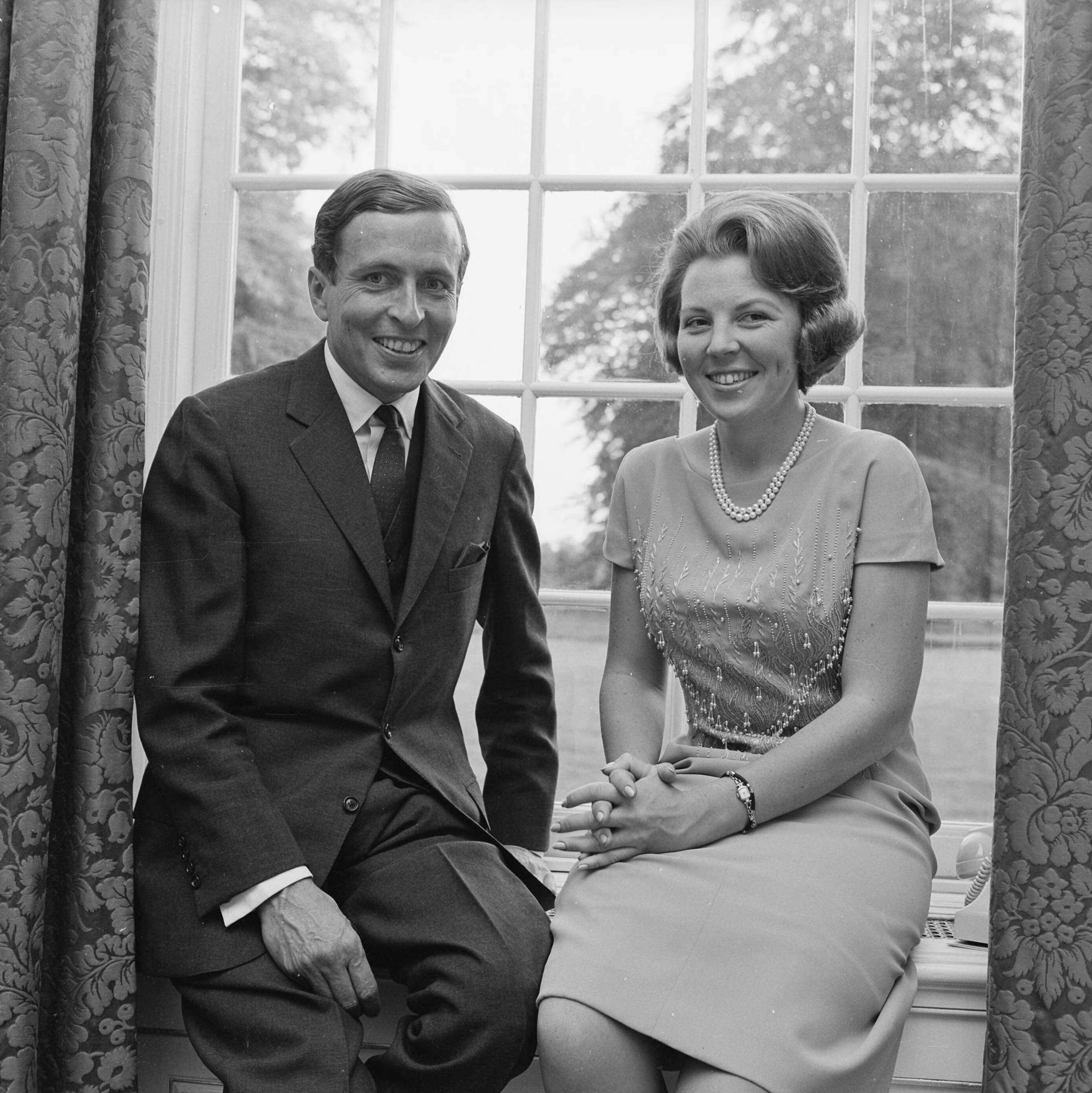 Fotocollectie RVD / Koninklijk Huis — Prinses Beatrix en Claus von Amsberg in kasteel Drakensteyn, enkele dagen voordat hun verloving op 28 juni 1965 officieel wordt aangekondigd — Foto: Koot, Max / RVD. Licentie: Set B: Rechtenvrij / Publiek Domein. Bron: Nationaal Archief. http://hdl.handle.net/10648/afbbbfe0-d0b4-102d-bcf8-003048976d84