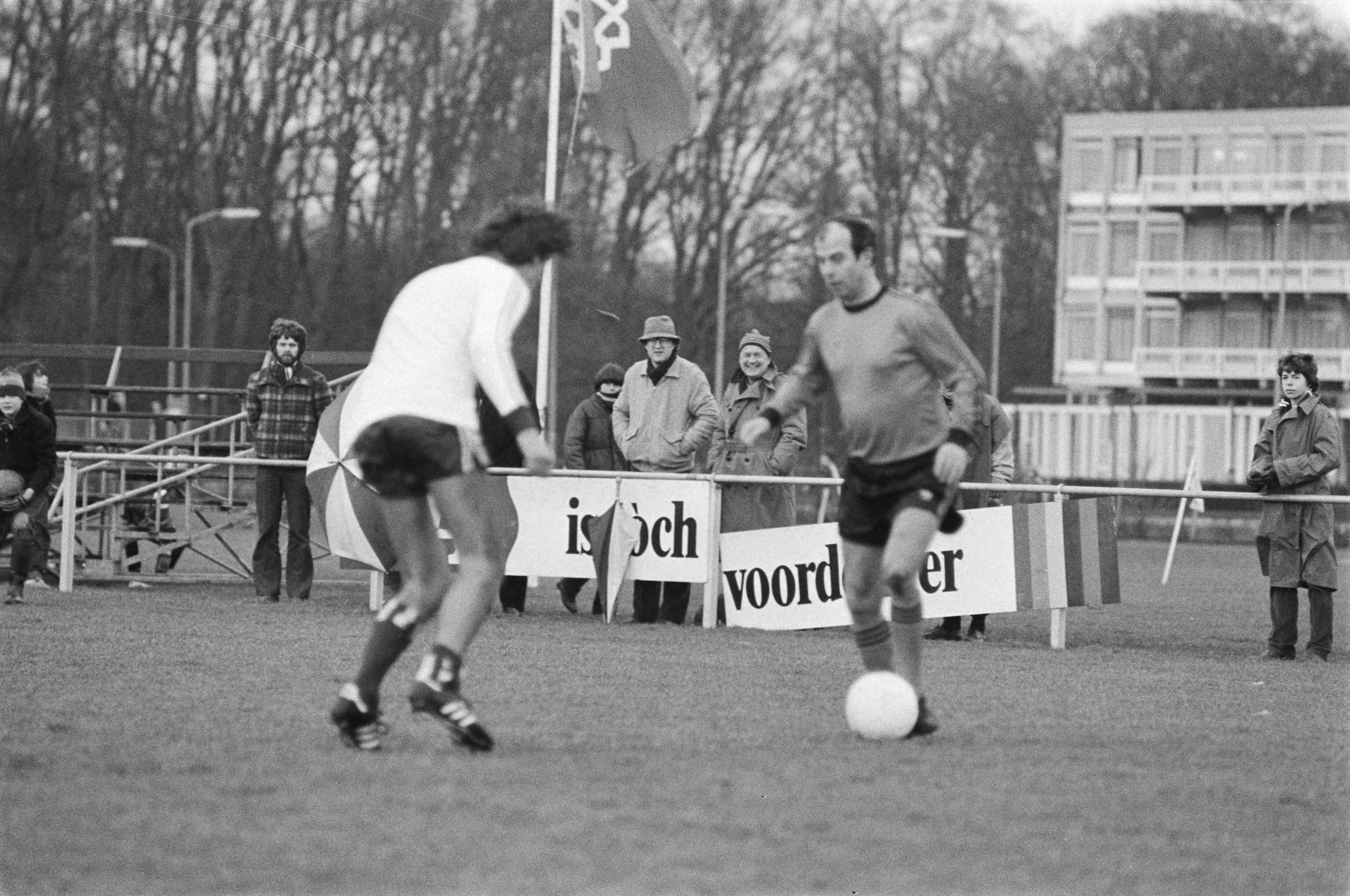 Fotocollectie Anefo — Nieuwjaarswedstrijd Koninklijke HFC oud internationals in Haarlem; Coen Moulijn (rechts) in aktie — Foto: Suyk, Koen / Anefo. Licentie: Set B: Rechtenvrij / Publiek Domein. Bron: Nationaal Archief. http://hdl.handle.net/10648/acd74cb8-d0b4-102d-bcf8-003048976d84