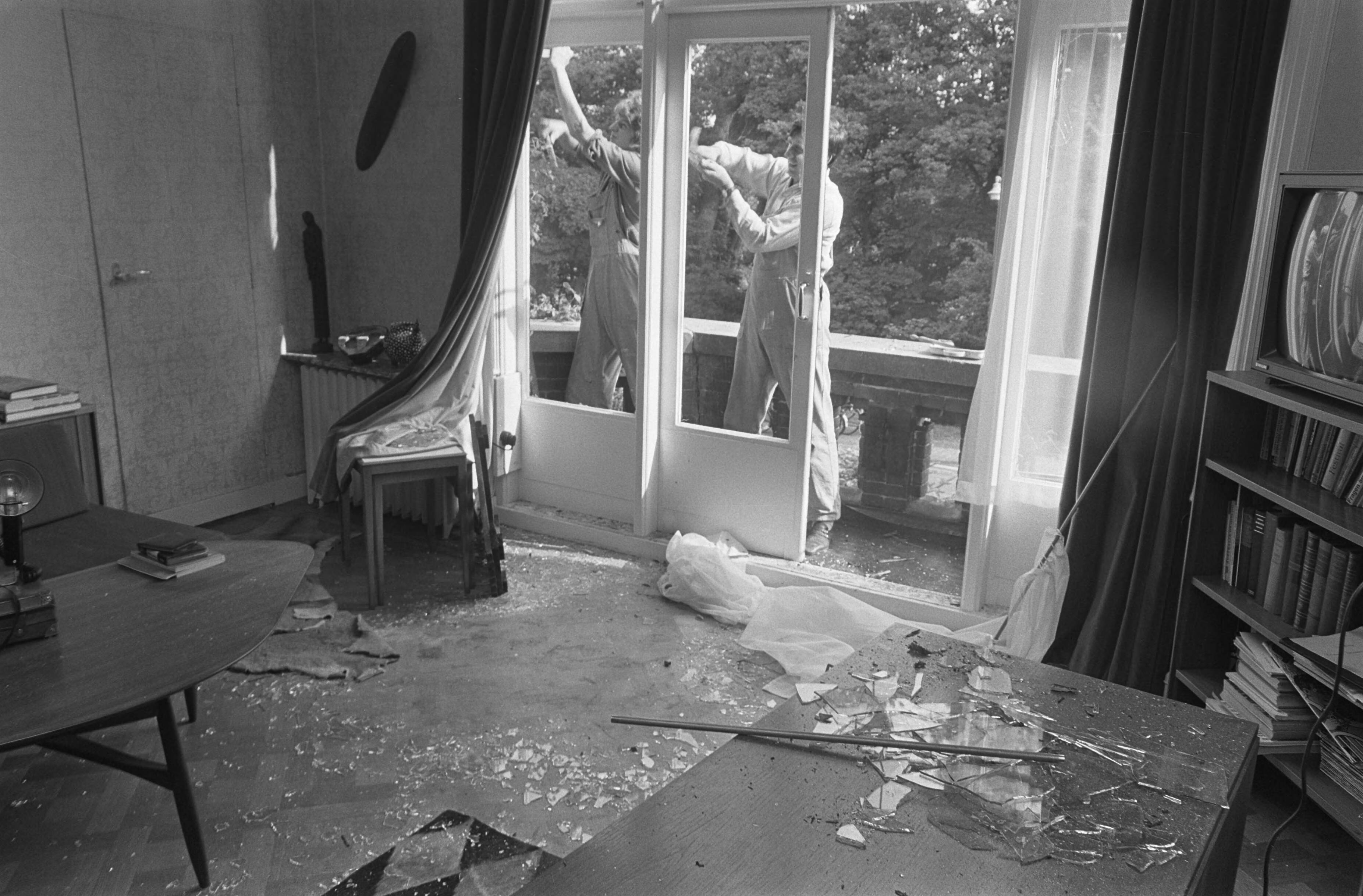 Fotocollectie Anefo — Jongeman pleegde aanslag op Israelische Ambassade, Den Haag : ravage in de kamer, waar de granaat terecht kwam — Foto: Evers, Joost / Anefo. Licentie: Set B: Rechtenvrij / Publiek Domein. Bron: Nationaal Archief. http://hdl.handle.net/10648/ab78da44-d0b4-102d-bcf8-003048976d84