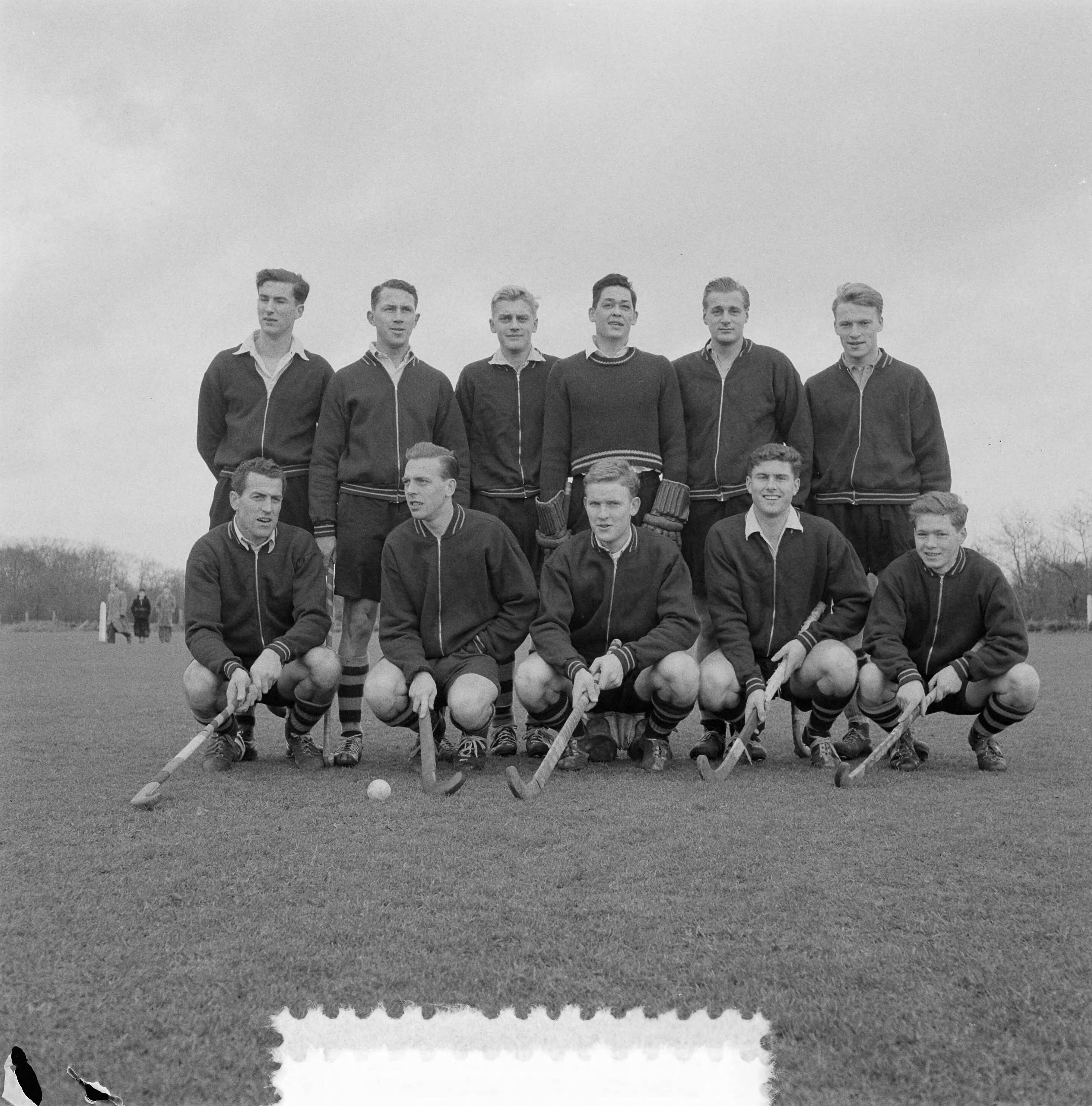 Fotocollectie Anefo — Hockey. Laren tegen Amsterdam 1-1. Spelmoment — Foto: Behrens, Herbert F. / Anefo. Licentie: Set B: Rechtenvrij / Publiek Domein. Bron: Nationaal Archief. http://hdl.handle.net/10648/a941dbfe-d0b4-102d-bcf8-003048976d84