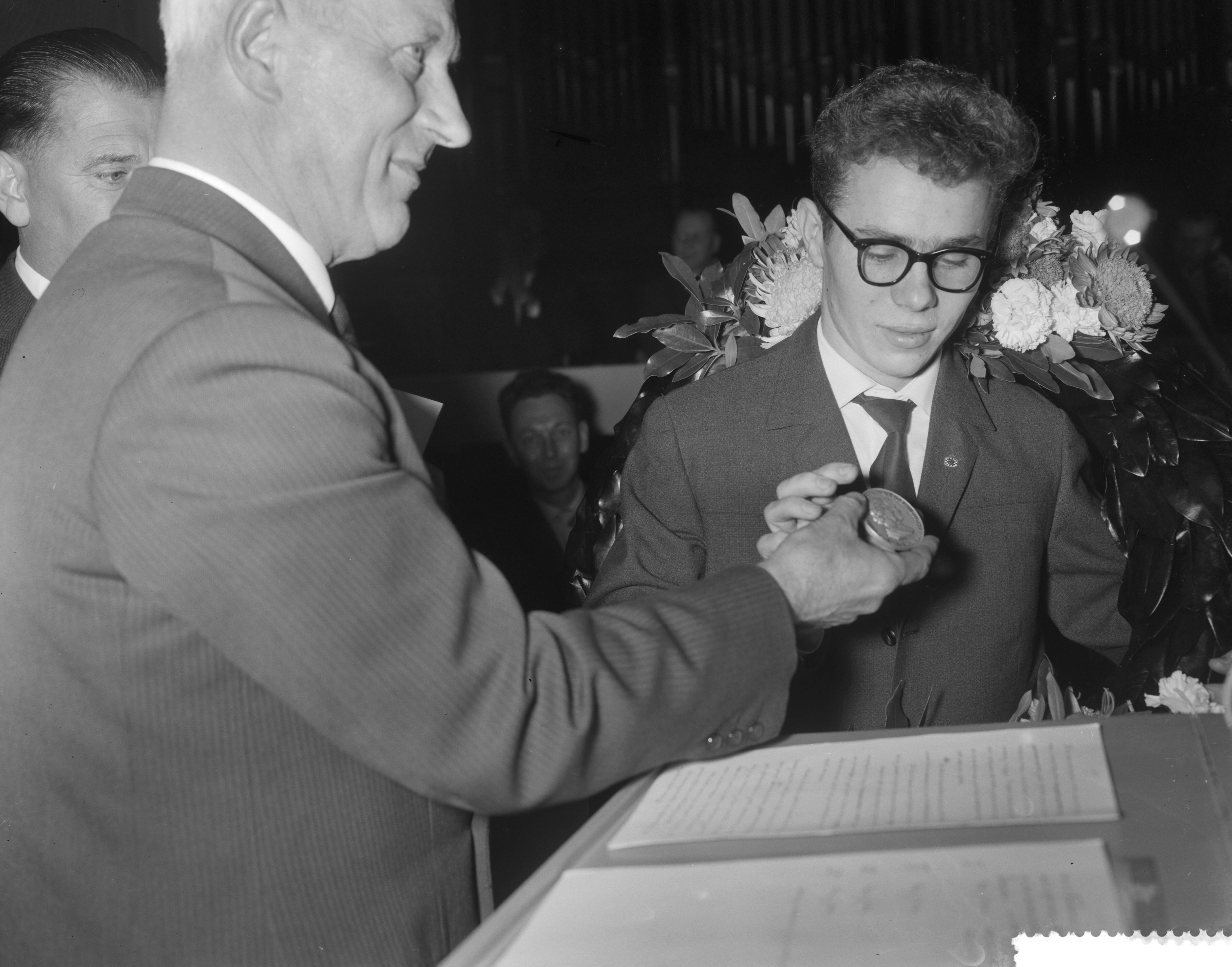 Fotocollectie Anefo — Laatste ronde wereldkampioenschap dammen in het Concertgebouw te Haarlem. Winnaar Tsjegolev ontvangt penning — Foto: Bilsen, Joop van / Anefo. Licentie: Set B: Rechtenvrij / Publiek Domein. Bron: Nationaal Archief. http://hdl.handle.net/10648/a9bf3ca2-d0b4-102d-bcf8-003048976d84