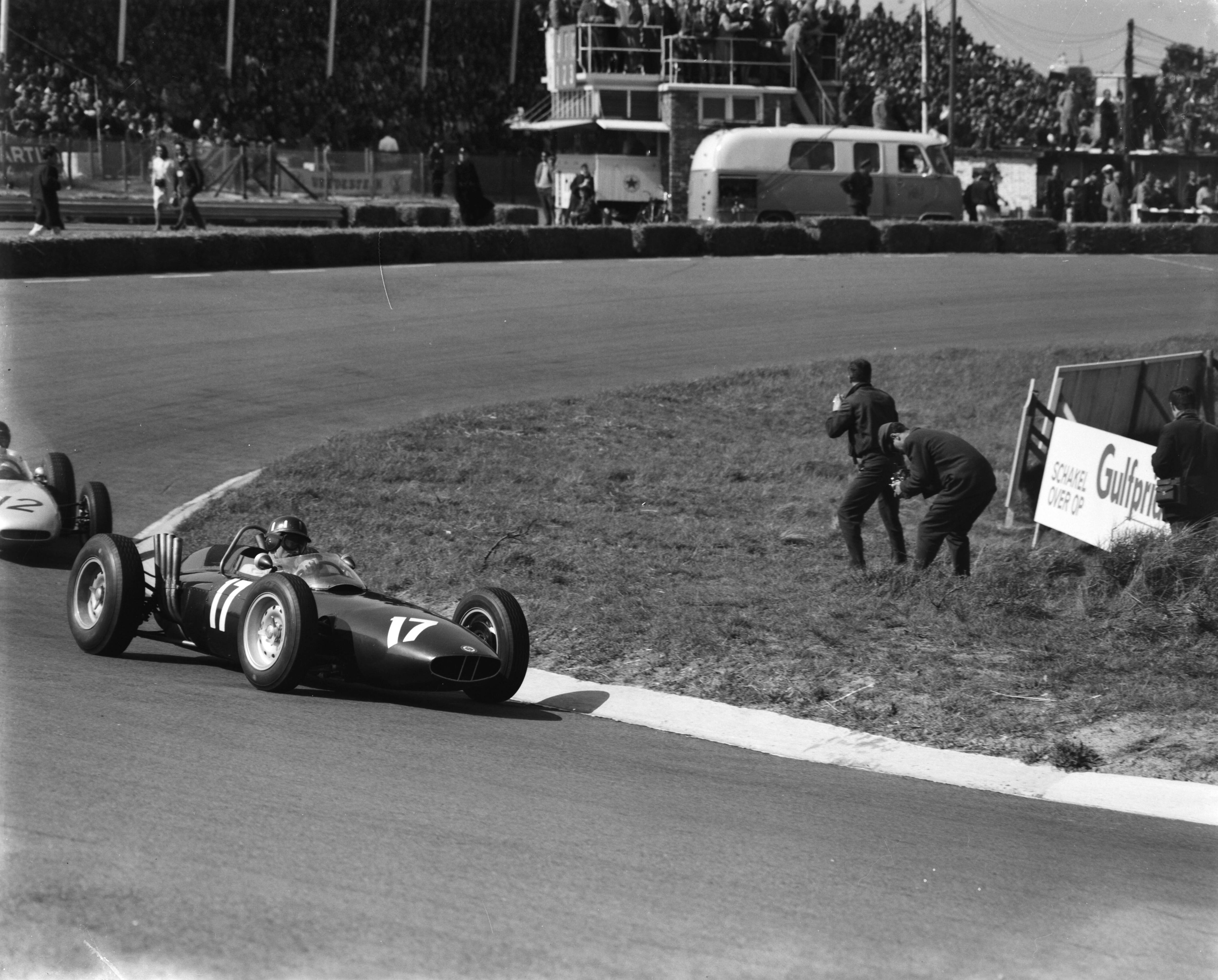 Grand Prix Zandvoort 1962 — Grand Prix van Zandvoort. Winnaar Graham Hill (17, BRM) — Foto: Bilsen, Joop van / Anefo. Licentie: Set B: Rechtenvrij / Publiek Domein. Bron: Nationaal Archief. http://hdl.handle.net/10648/aa0924d4-d0b4-102d-bcf8-003048976d84
