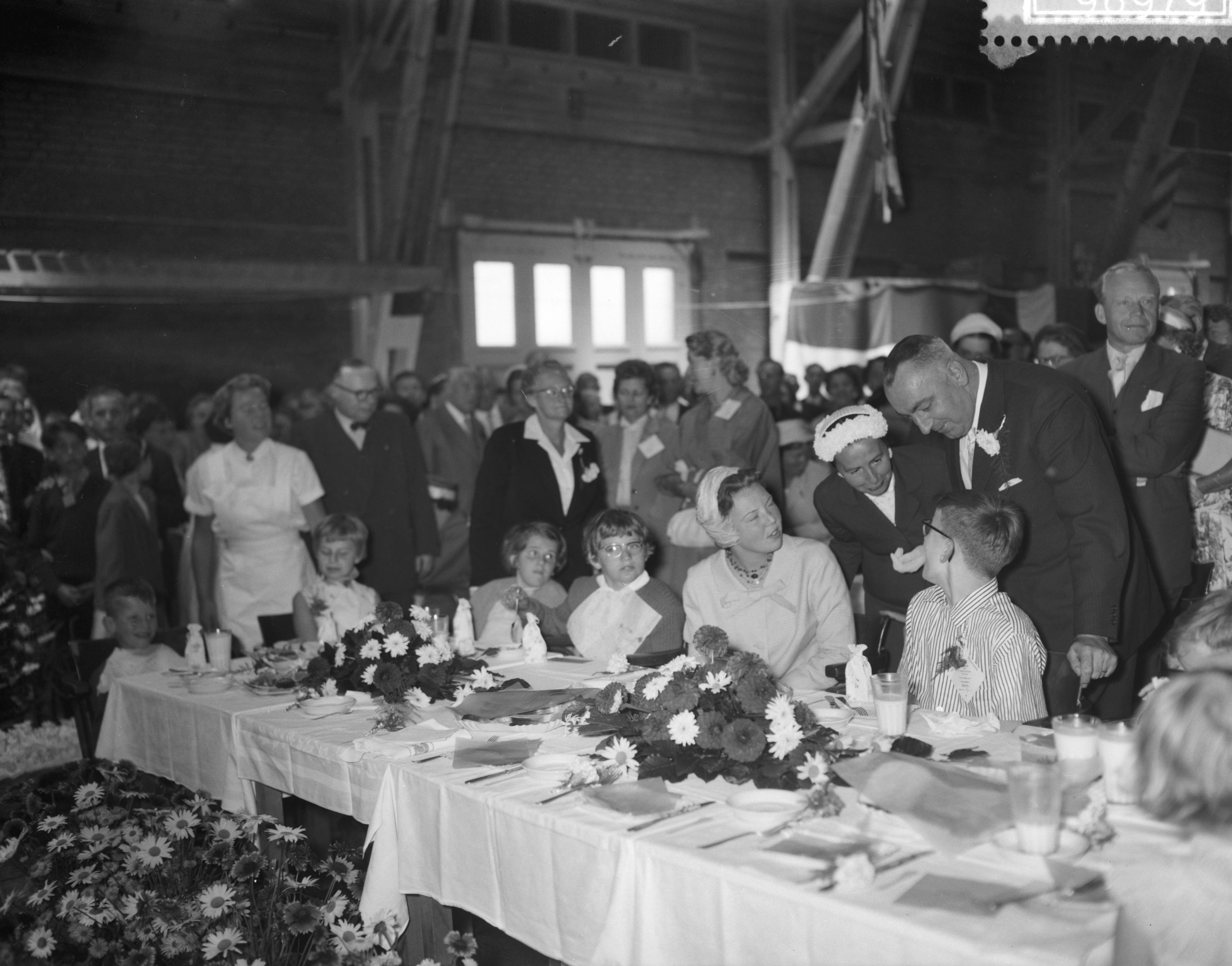 Fotocollectie Anefo — Prinses Beatrix bezoekt 500 poliopatientjes in Scheveningen — Foto: Bilsen, Joop van / Anefo. Licentie: Set B: Rechtenvrij / Publiek Domein. Bron: Nationaal Archief. http://hdl.handle.net/10648/a9801e78-d0b4-102d-bcf8-003048976d84
