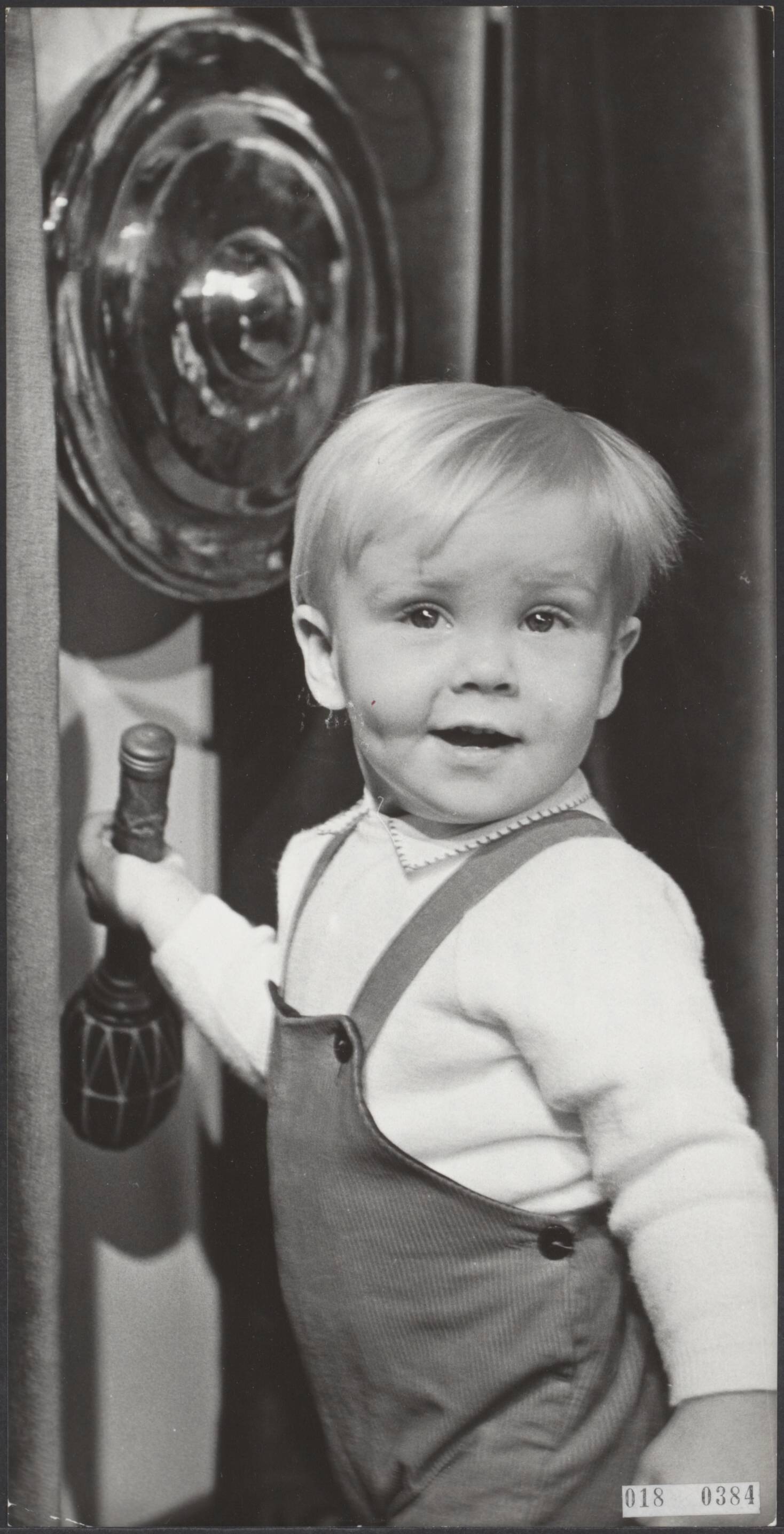 Fotocollectie Elsevier Binnenland — Prins Willem-Alexander vermaakt zich met een gong in de hal van kasteel Drakensteyn, tijdens een bijeenkomst waar prinses Beatrix aan een commissie voor gehandicapte kinderen, die een revalidatiecentrum in Suriname wil bouwen, een som gelds overhandigde — Foto: Fotograaf Onbekend / Anefo. Licentie: Set B: Rechtenvrij / Publiek Domein. Bron: Nationaal Archief. http://hdl.handle.net/10648/adc214b4-d0b4-102d-bcf8-003048976d84