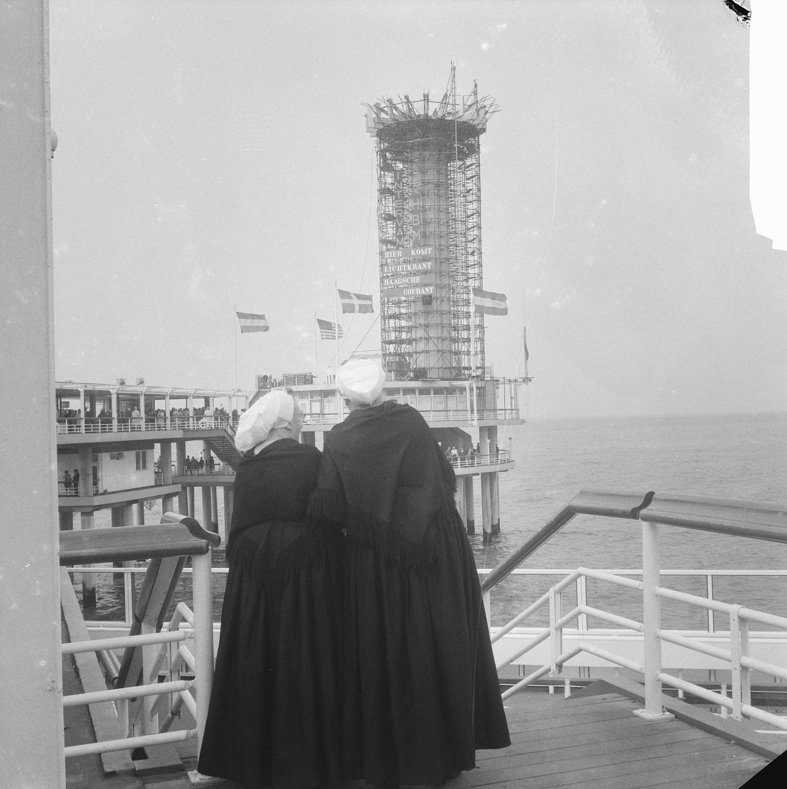 Fotocollectie Anefo — Uitkijktoren op Scheveningse Pier in aanbouw — Foto: Nijs, Jac. de / Anefo. Licentie: Set B: Rechtenvrij / Publiek Domein. Bron: Nationaal Archief. http://hdl.handle.net/10648/a9e152a6-d0b4-102d-bcf8-003048976d84
