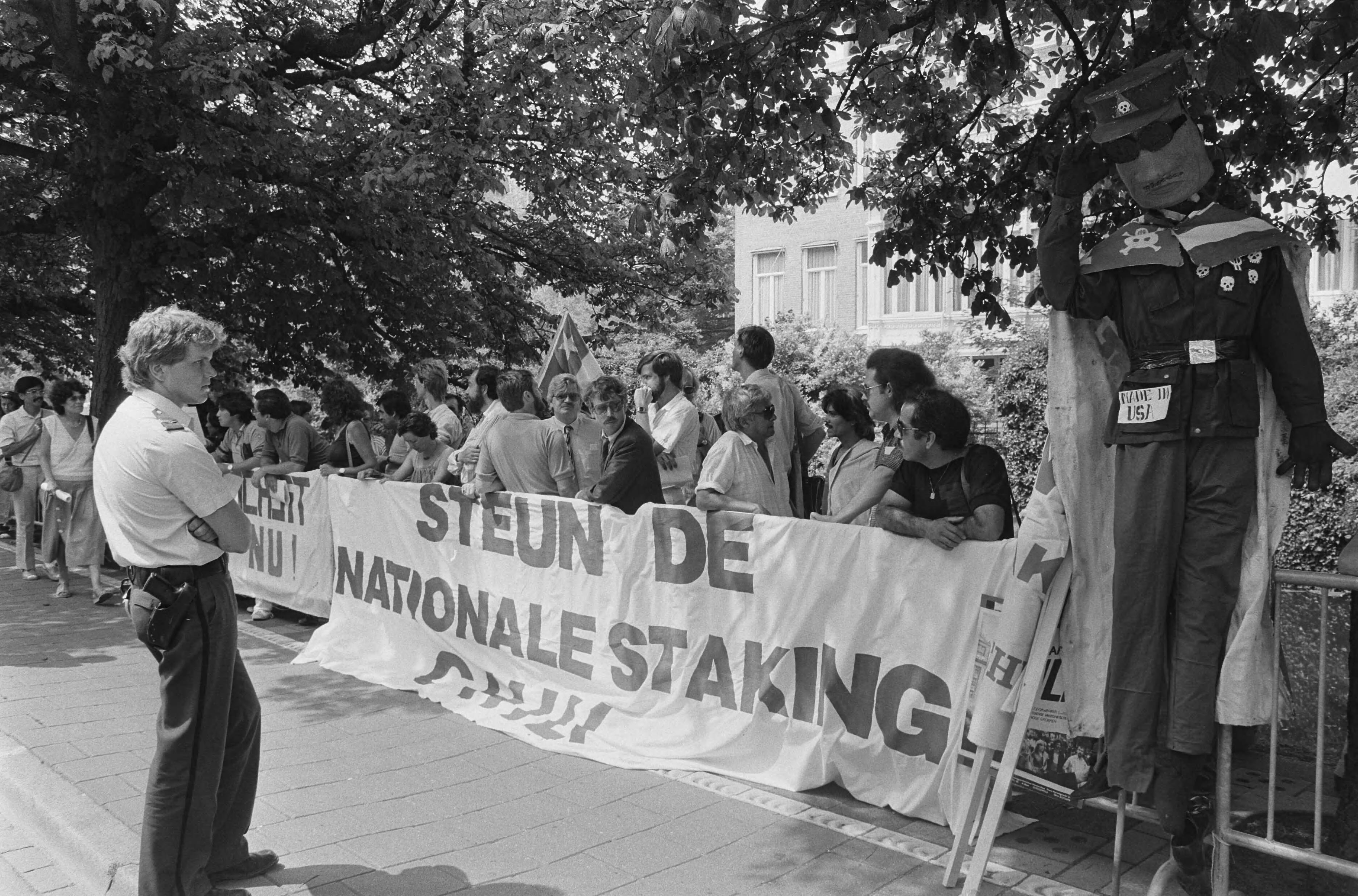 Fotocollectie Anefo — Demonstratie bij Chileense Ambassade in Den Haag naar aanleiding van nationale staking — Foto: Gerrits, Roland / Anefo. Licentie: Set B: Rechtenvrij / Publiek Domein. Bron: Nationaal Archief. http://hdl.handle.net/10648/ad5517b0-d0b4-102d-bcf8-003048976d84