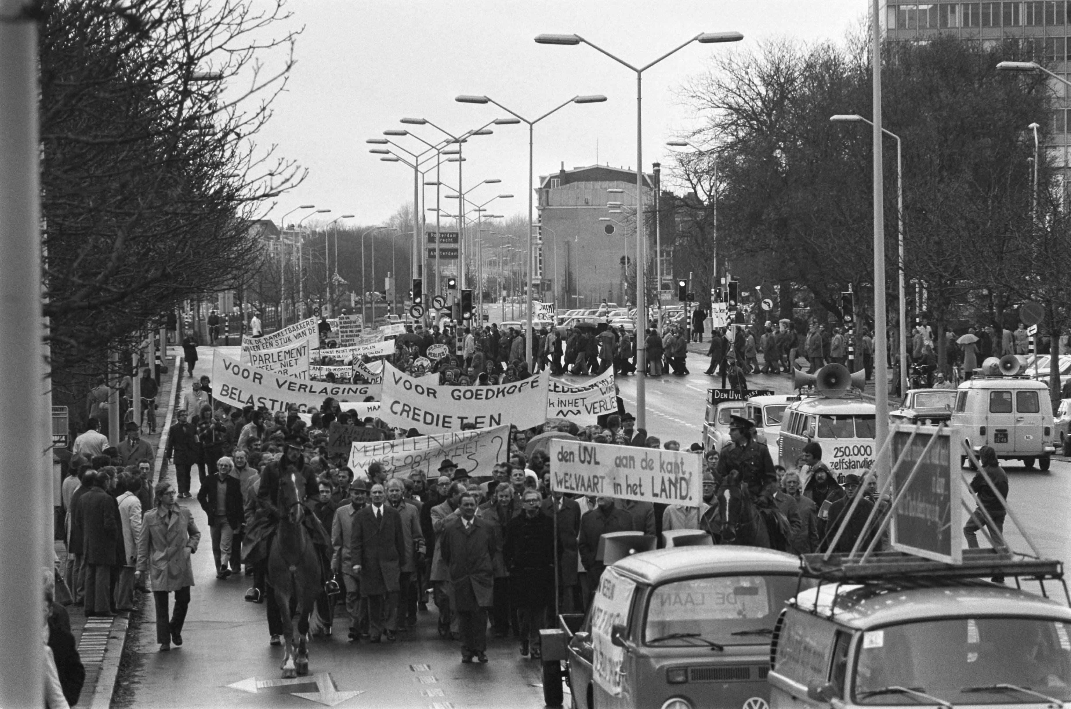 Fotocollectie Anefo — Middenstanders demonstreren op Binnenhof in Den Haag vo betere voorzieningen; demonstranten onderweg in Den Haag — Foto: Mieremet, Rob / Anefo. Licentie: Set B: Rechtenvrij / Publiek Domein. Bron: Nationaal Archief. http://hdl.handle.net/10648/ac58fd7c-d0b4-102d-bcf8-003048976d84