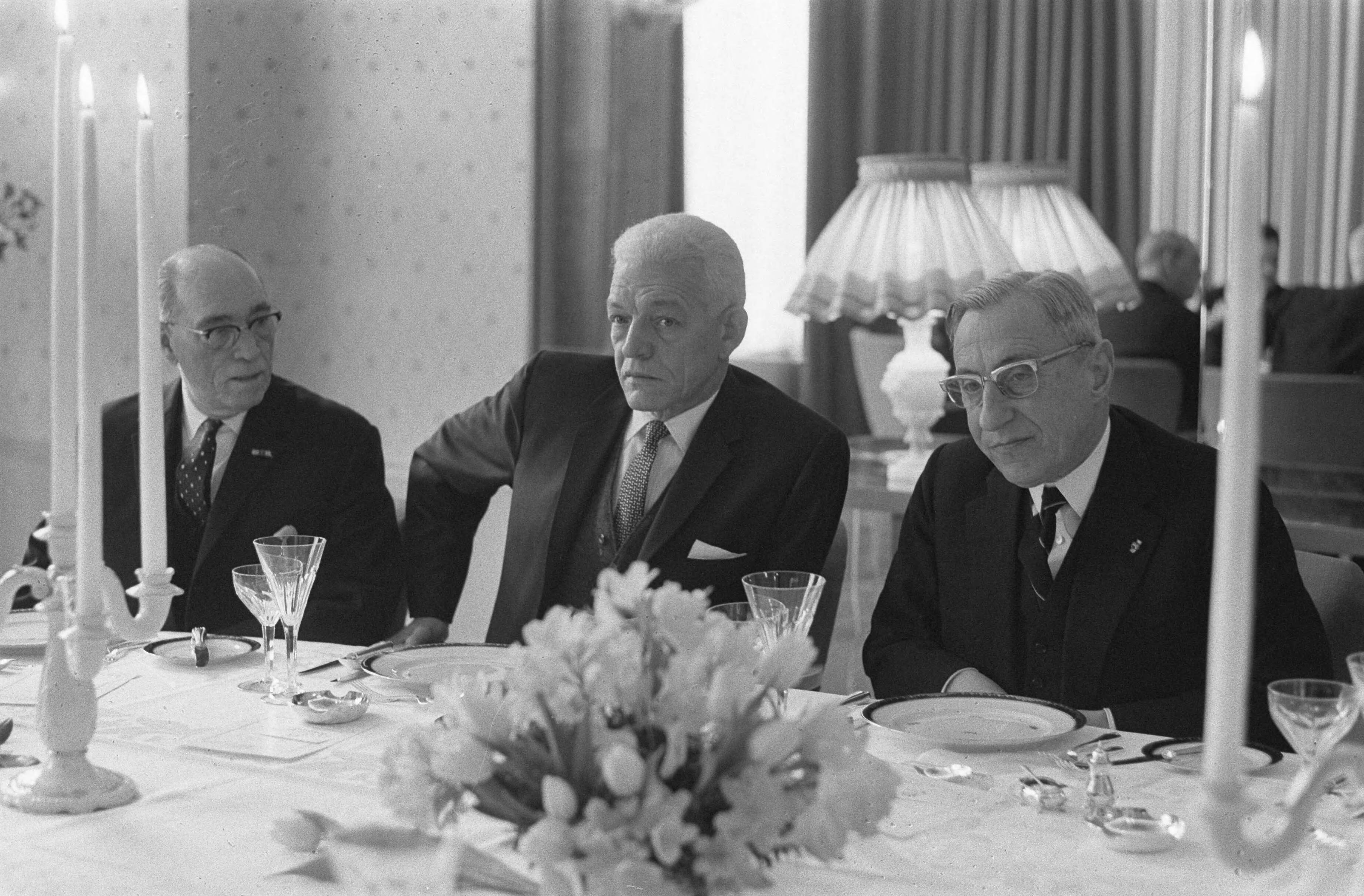 Fotocollectie Anefo — De regering bood de president van Dominicaanse Republiek lunch aan in Hotel de Witte Brug te Den Haag . V.l.n.r W. F. M. Lampe , Juan Bosch (president) / — Foto: Gelderen, Hugo van / Anefo. Licentie: Set B: Rechtenvrij / Publiek Domein. Bron: Nationaal Archief. http://hdl.handle.net/10648/aa29b4b0-d0b4-102d-bcf8-003048976d84