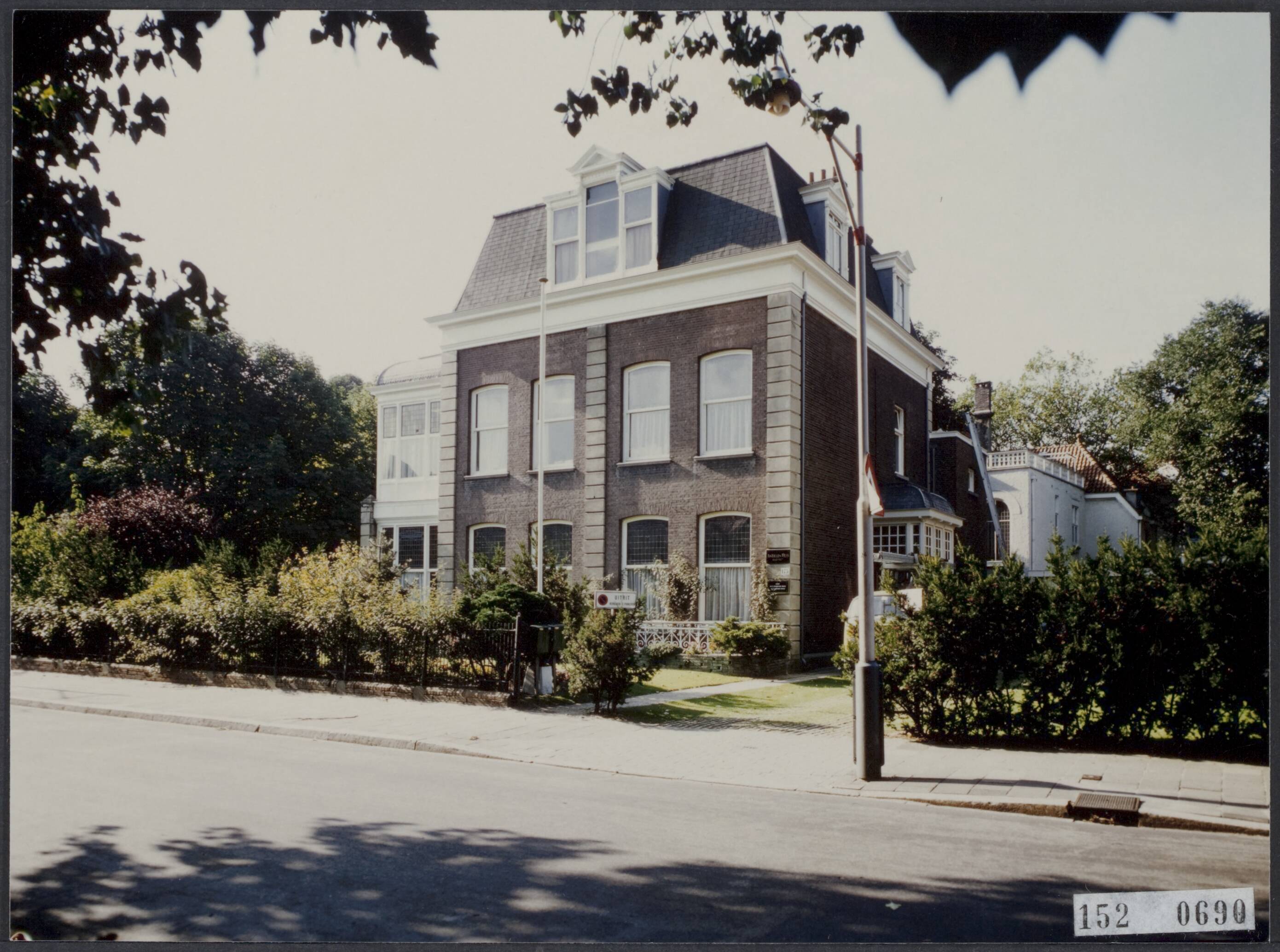 Fotocollectie Rijksvoorlichtingsdienst Eigen — Kabinet van de gevolmachtigd minister van de Nederlandse Antillen aan de Badhuisweg in Den Haag [het "Antillenhuis"] — Foto: Publicam / Hartemink, Piet. Licentie: Set B: Rechtenvrij / Publiek Domein. Bron: Nationaal Archief. http://hdl.handle.net/10648/af799ebc-d0b4-102d-bcf8-003048976d84