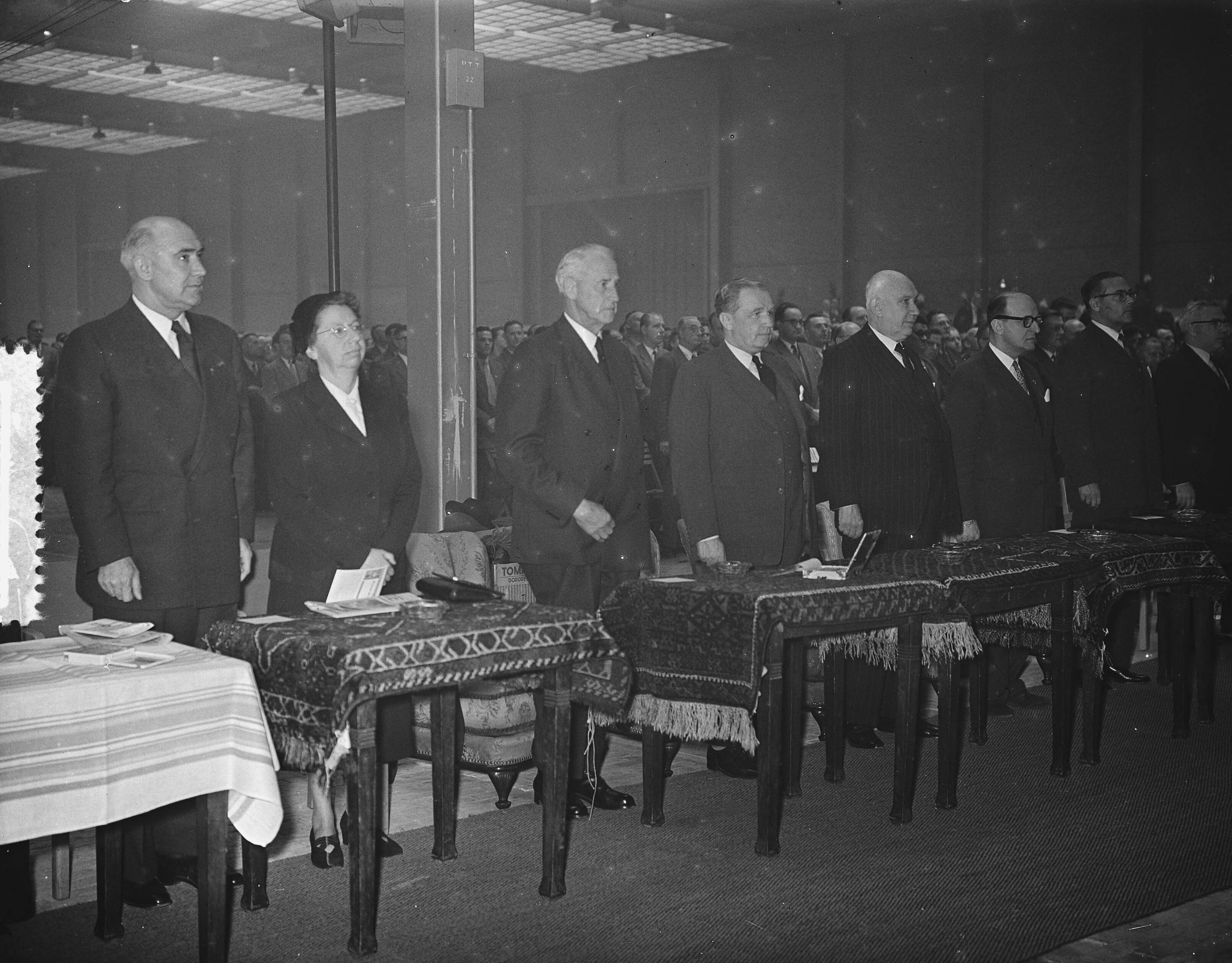 Congres van de KVP in de Margriethal van de Jaarbeurs te Utrecht — Congres van de KVP in de Margriethal van de Jaarbeurs te Utrecht. KVP-bewindslieden tijdens het spelen van het volkslied — Foto: Bilsen, Joop van / Anefo. Licentie: Set B: Rechtenvrij / Publiek Domein. Bron: Nationaal Archief. http://hdl.handle.net/10648/a93c8f46-d0b4-102d-bcf8-003048976d84
