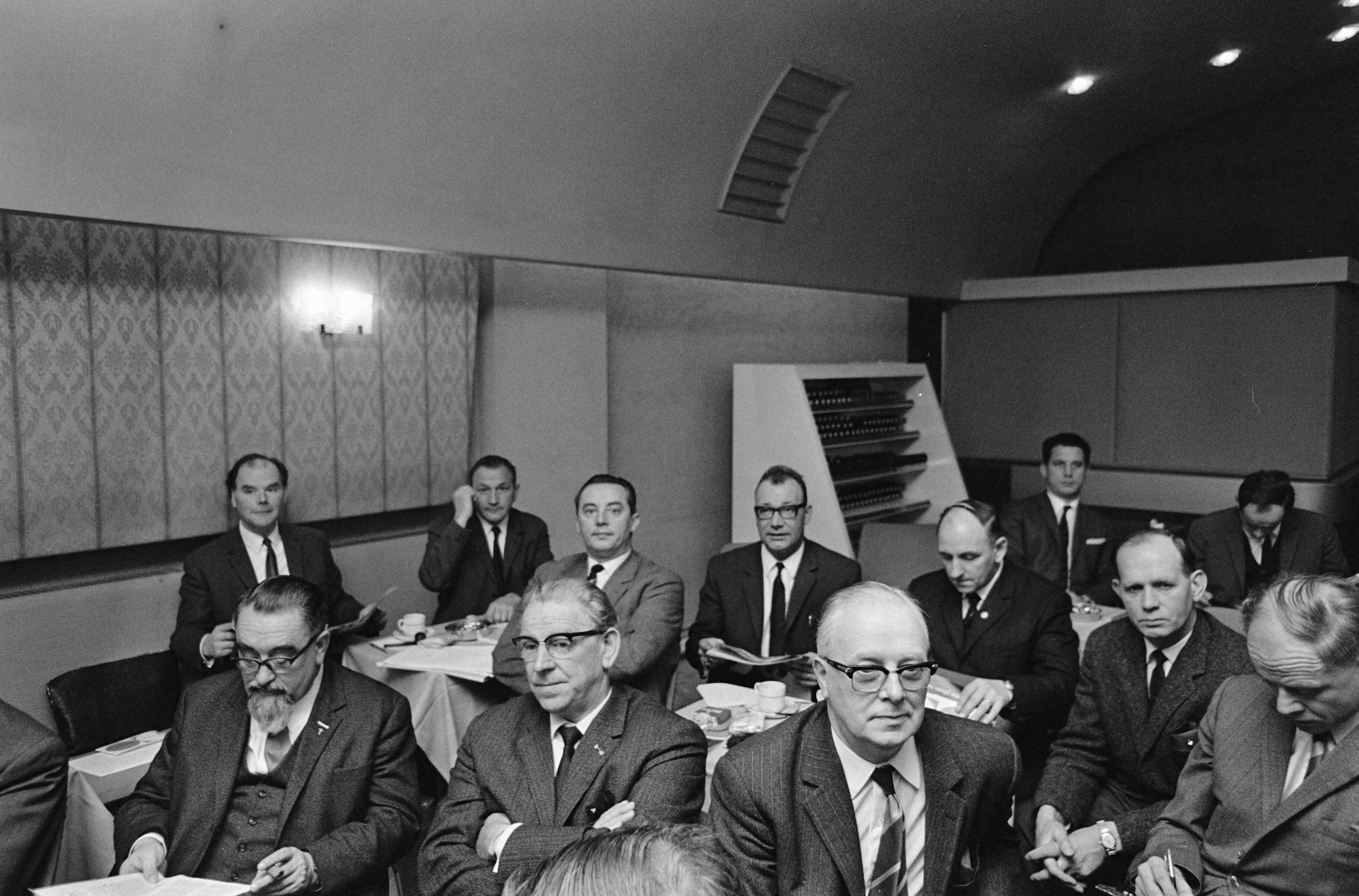 Fotocollectie Anefo — Najaars-verbondsraadsvergadering NKV te Utrecht, nummer 2 en 26 rector Doesburg — Foto: Nijs, Jac. de / Anefo. Licentie: Set B: Rechtenvrij / Publiek Domein. Bron: Nationaal Archief. http://hdl.handle.net/10648/ab0908c2-d0b4-102d-bcf8-003048976d84