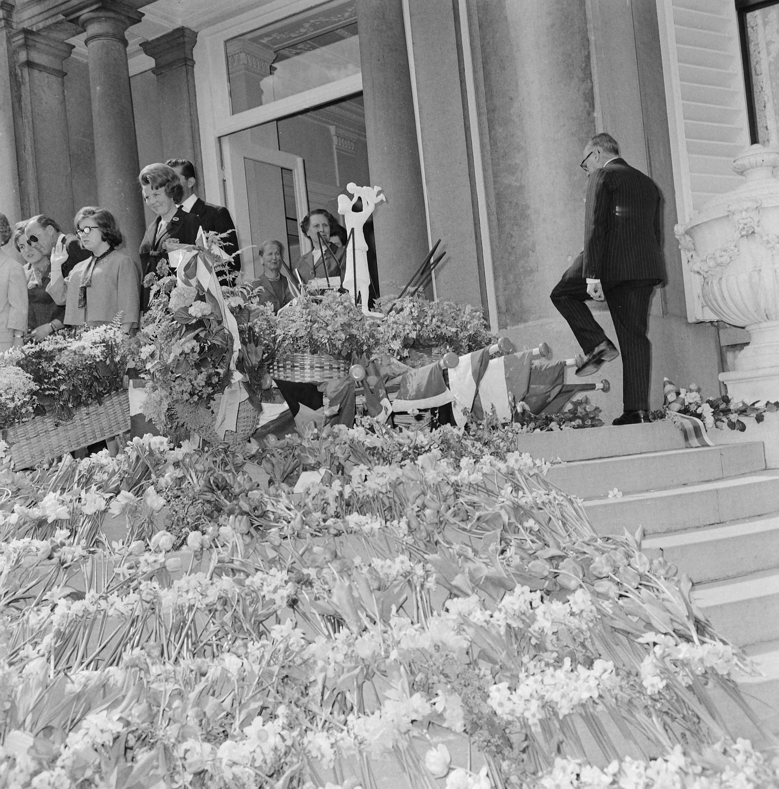 Koninginnedag 1964 — Defilé Soestdijk, koninklijke familie op bordes — Foto: Koch, Eric / Anefo. Licentie: Set B: Rechtenvrij / Publiek Domein. Bron: Nationaal Archief. http://hdl.handle.net/10648/aa66b9aa-d0b4-102d-bcf8-003048976d84