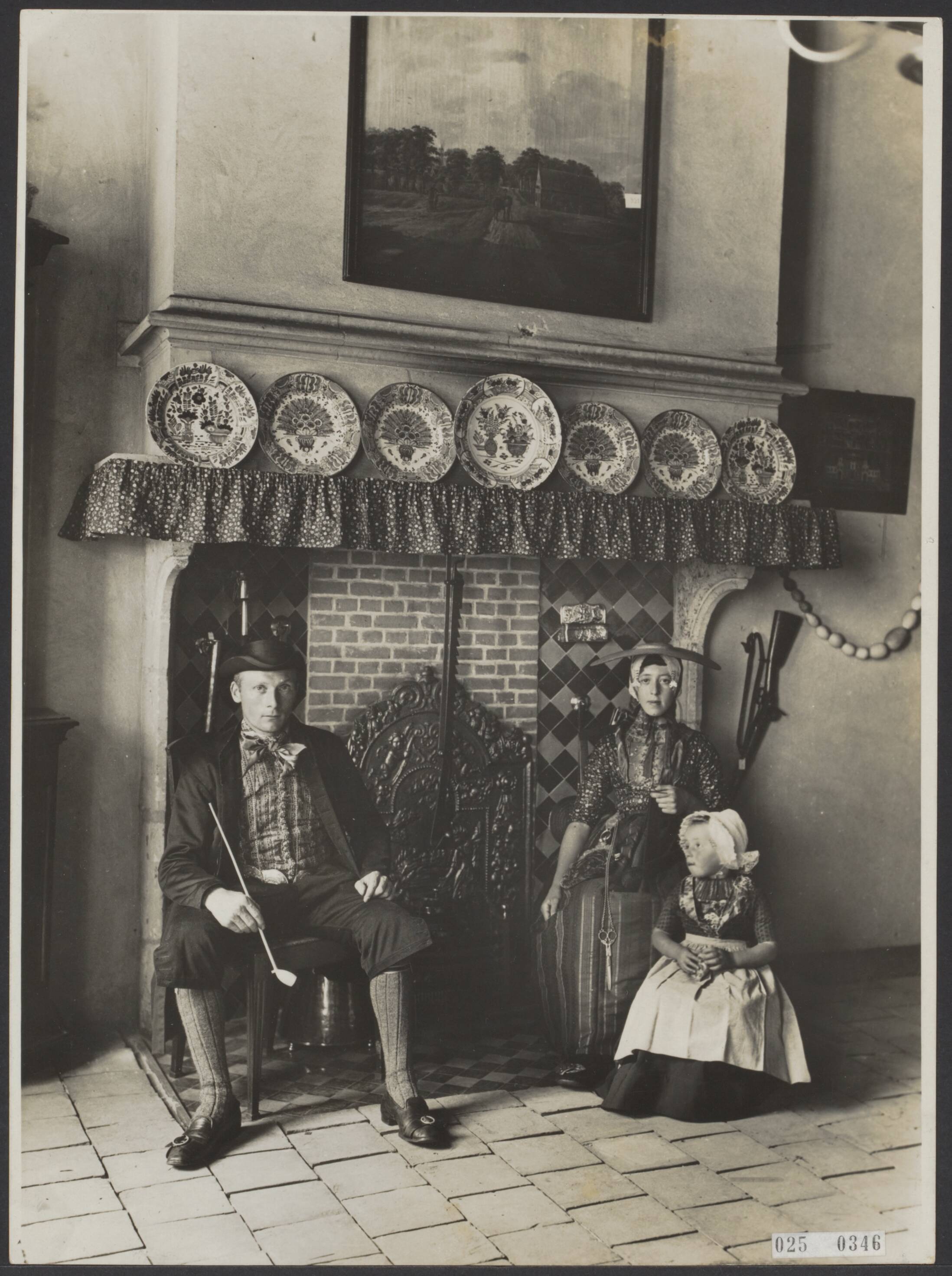 Fotocollectie Elsevier Binnenland — Oud-Walcherse klederdracht op de Middelburgse tentoonstelling — Foto: N.V. Vereenigde Fotobureaux. Licentie: Set B: Rechtenvrij / Publiek Domein. Bron: Nationaal Archief. http://hdl.handle.net/10648/adda44f8-d0b4-102d-bcf8-003048976d84