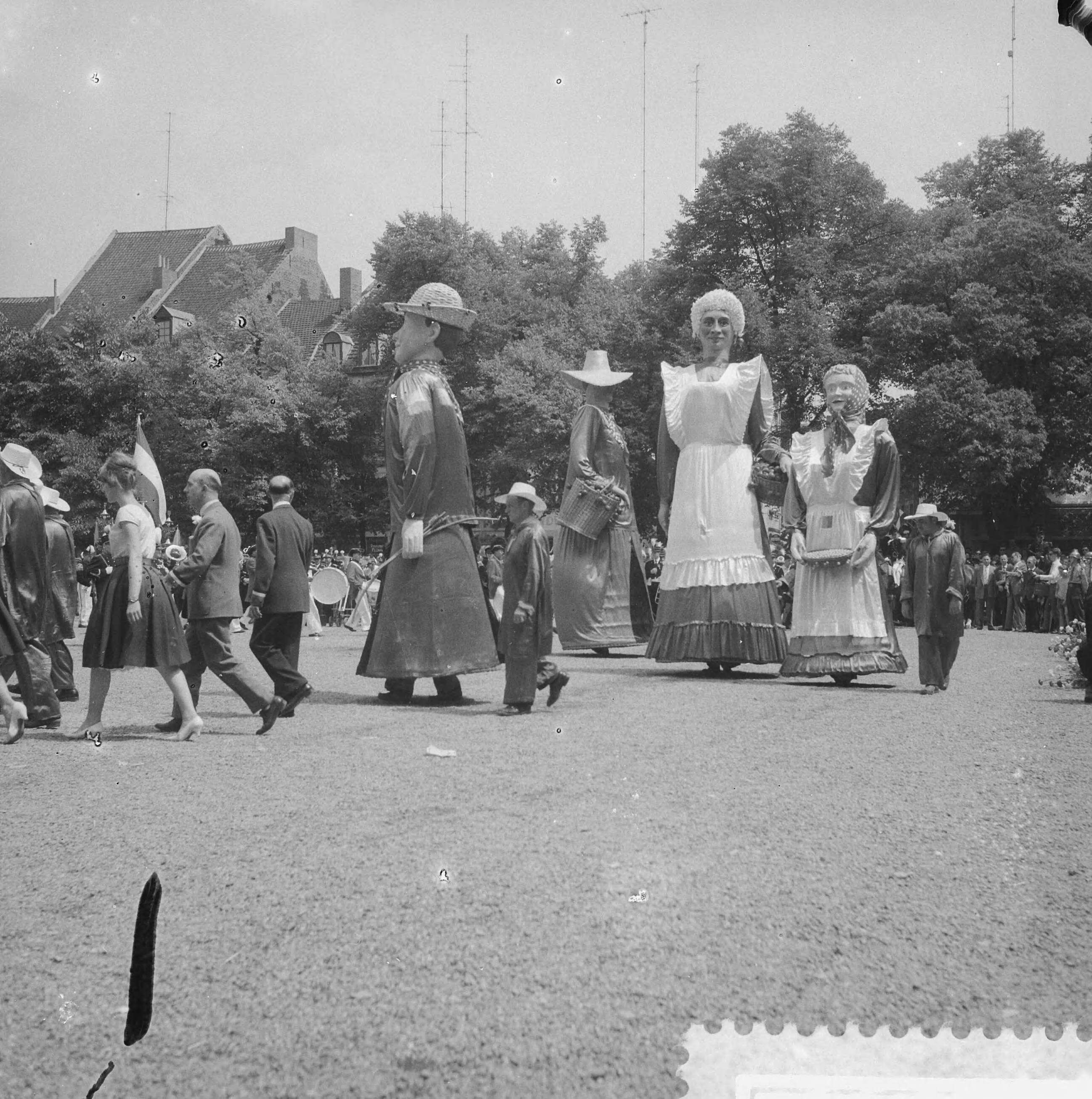 Staatsbezoek koning Boudewijn 1959 — Vierde dag van het bezoek van koning Boudewijn. Huldiging op het Vrijthof door de Maaslanden — Foto: Noske, J.D. / Anefo. Licentie: Set B: Rechtenvrij / Publiek Domein. Bron: Nationaal Archief. http://hdl.handle.net/10648/a998ca04-d0b4-102d-bcf8-003048976d84