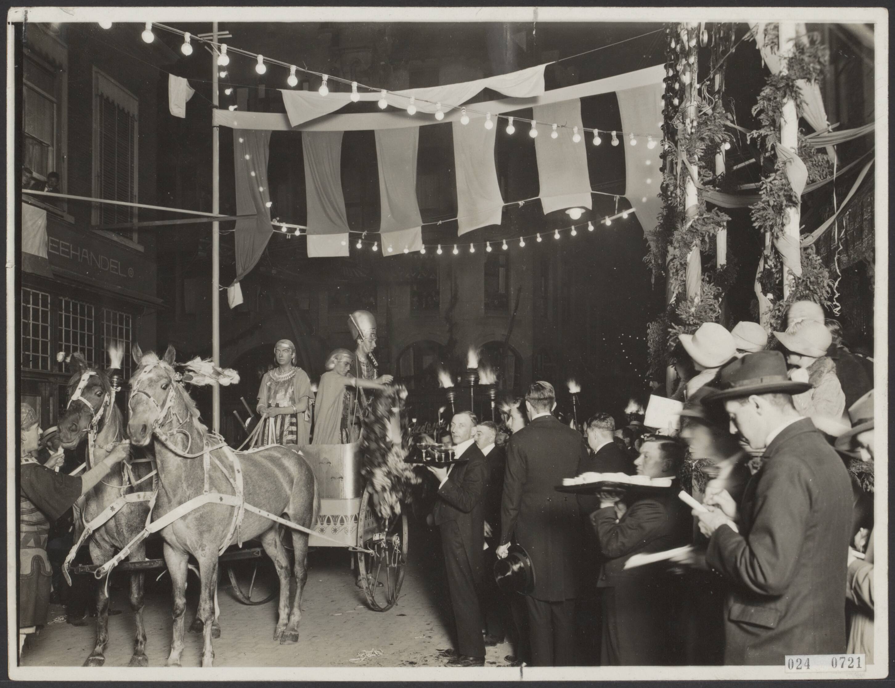 Fotocollectie Elsevier Binnenland — Utrechtse studentenfeesten. Historische optocht: de nieuwe heerser Horemheb wodt de krans en erewijn aangeboden — Foto: Internationaal Persfotobureau. Licentie: Set B: Rechtenvrij / Publiek Domein. Bron: Nationaal Archief. http://hdl.handle.net/10648/add84752-d0b4-102d-bcf8-003048976d84