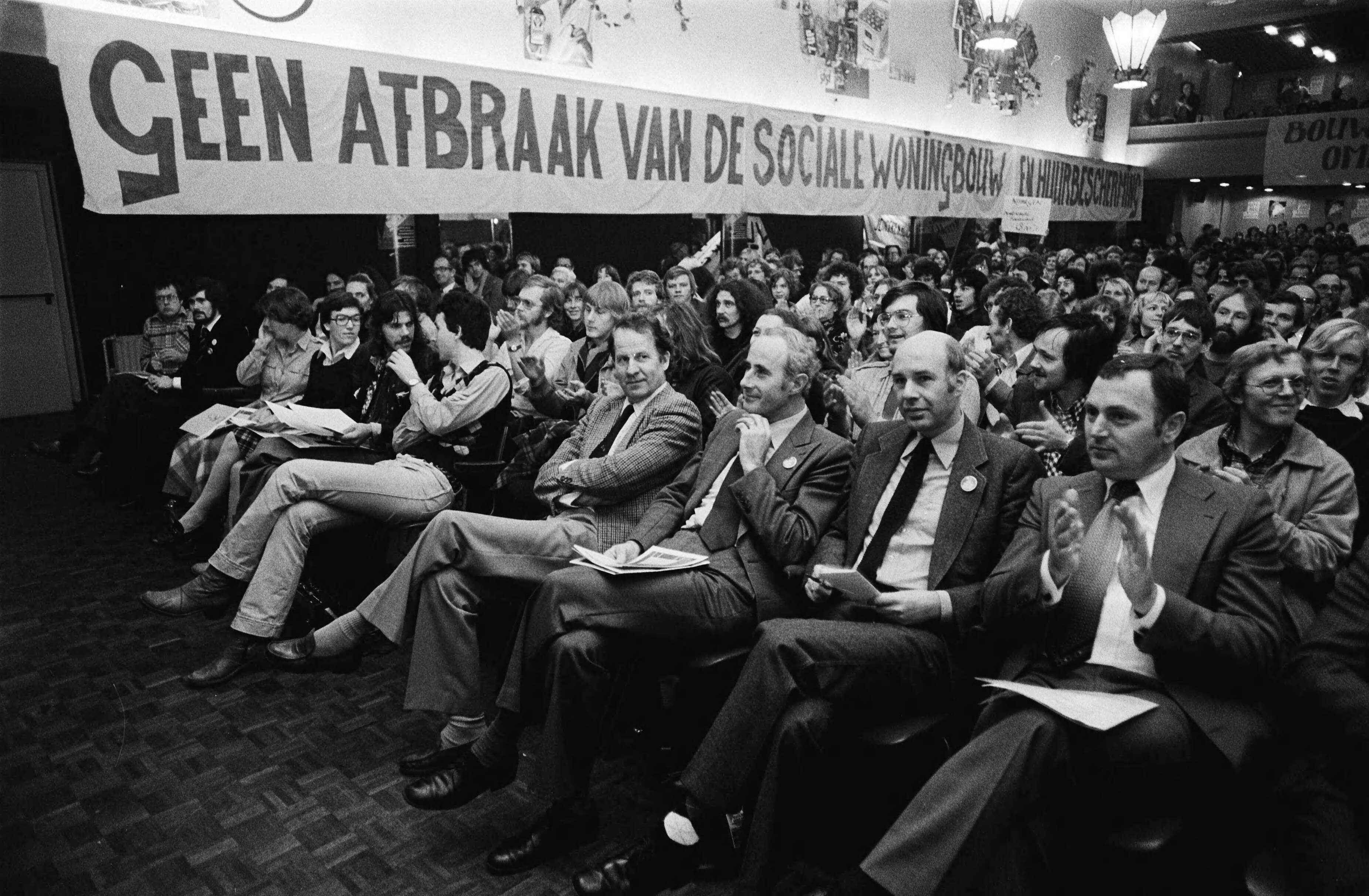 Fotocollectie Anefo — Landelijke manifestatie in Den Haag tegen huurverhoging, aantasting huurbescherming en woningnood — Foto: Suyk, Koen / Anefo. Licentie: Set B: Rechtenvrij / Publiek Domein. Bron: Nationaal Archief. http://hdl.handle.net/10648/acbe70b2-d0b4-102d-bcf8-003048976d84