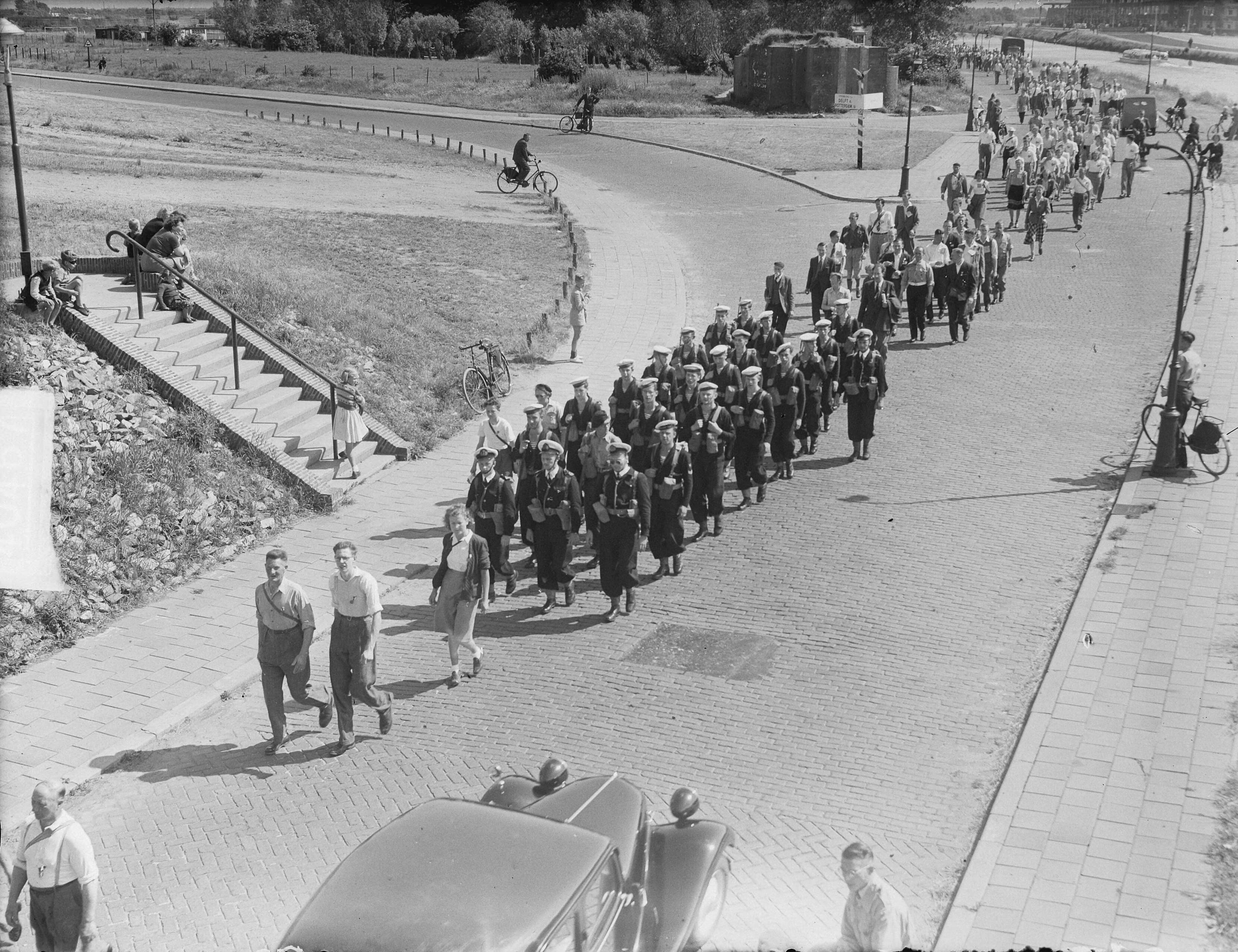De Rotterdammer Mars — "De Rotterdammer Mars", wandeltocht van 35 kilometer (hoofdmars) of 20 kilometer (jeugdmars) — Foto: Oorschot, […] van / Anefo. Licentie: Set B: Rechtenvrij / Publiek Domein. Bron: Nationaal Archief. http://hdl.handle.net/10648/a8dae976-d0b4-102d-bcf8-003048976d84