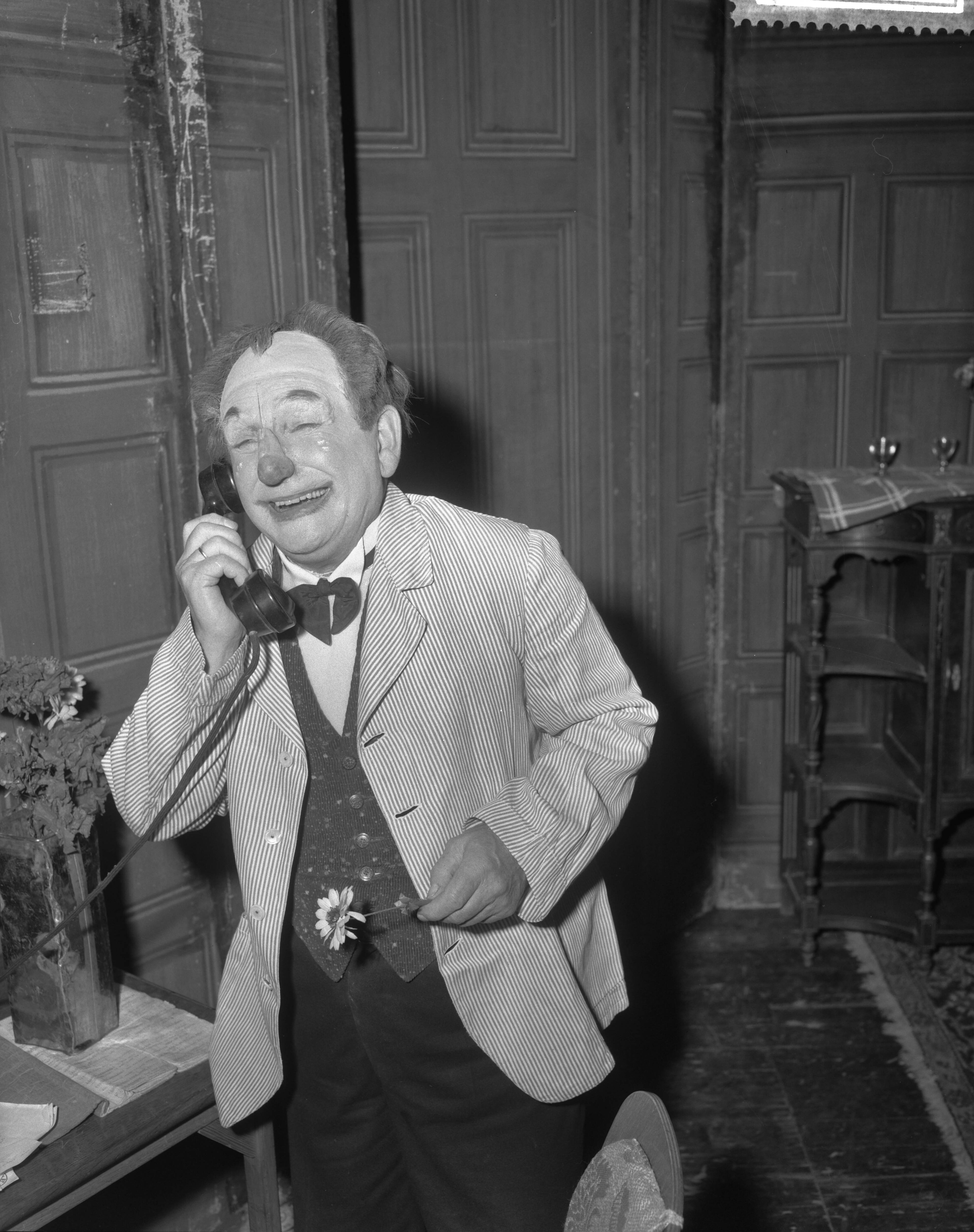 Fotocollectie Anefo — Optreden van de clown Siem Nieuwenhuyzen in de Kurzaal te Scheveningen voor het Prinses Beatrix Poliofonds. Siem Nieuwenhuyzen in de rol van huisknecht — Foto: Behrens, Herbert F. / Anefo. Licentie: Set B: Rechtenvrij / Publiek Domein. Bron: Nationaal Archief. http://hdl.handle.net/10648/a9bb7040-d0b4-102d-bcf8-003048976d84