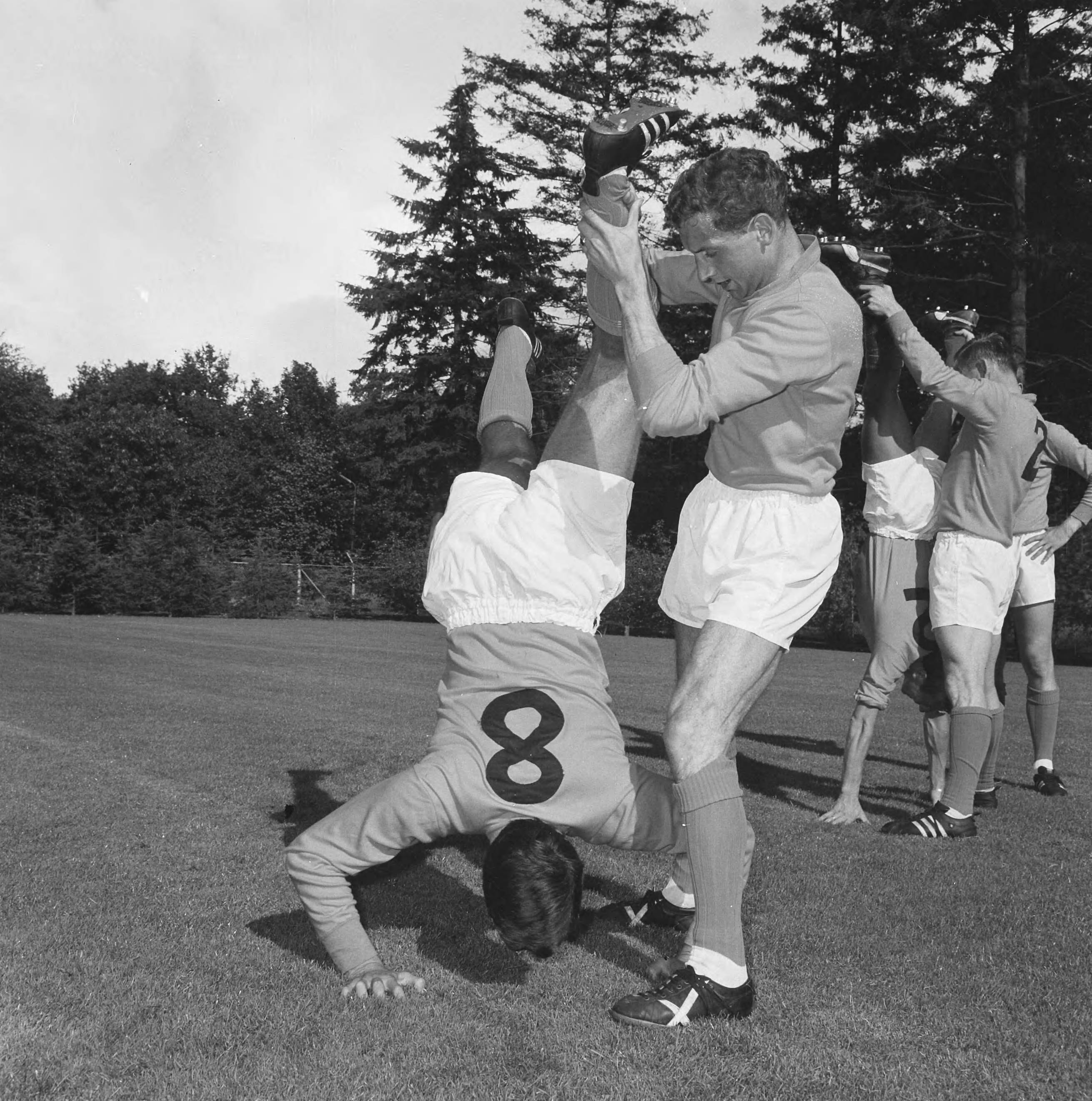 Fotocollectie Anefo — Centrale Training van het Nederlandse elftal in het KNVB-sportcentrum te Zeist, Kees Aarts (rechts) oefent met Sjaak Swart (nr. 8) — Foto: Nijs, Jac. de / Anefo. Licentie: Set B: Rechtenvrij / Publiek Domein. Bron: Nationaal Archief. http://hdl.handle.net/10648/aabe06ce-d0b4-102d-bcf8-003048976d84