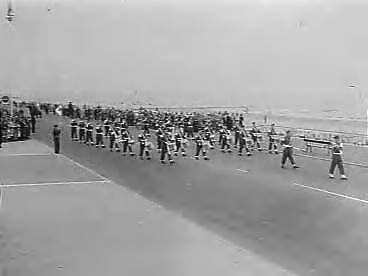 Fotocollectie Anefo — 90-jarig bestaan Nederlandse Rode Kruis. Defilé divisie Rode Kruis onderdelen op de boulevard in Scheveningen — Foto: Bilsen, Joop van / Anefo. Licentie: Set B: Rechtenvrij / Publiek Domein. Bron: Nationaal Archief. http://hdl.handle.net/10648/a9654116-d0b4-102d-bcf8-003048976d84