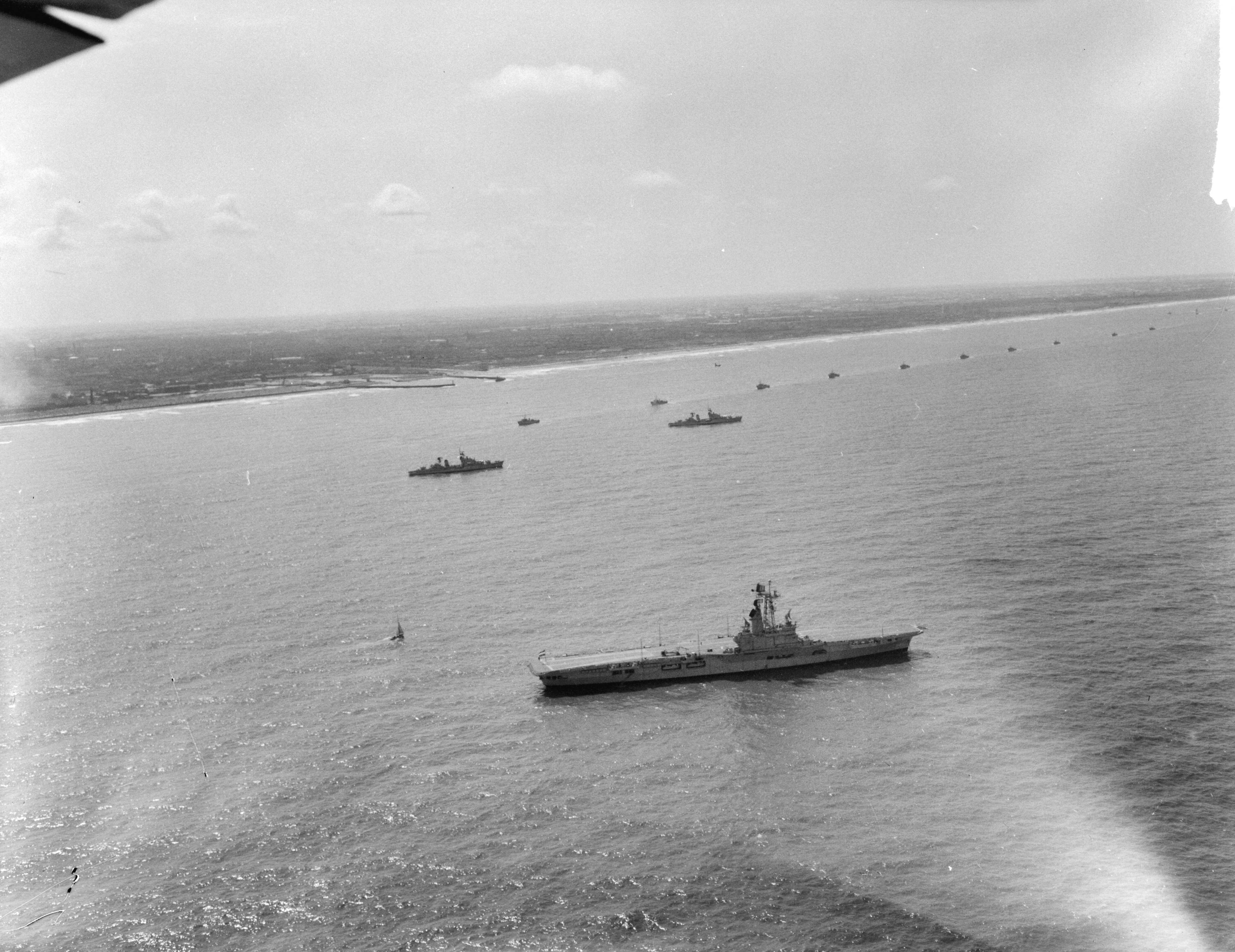 Fotocollectie Anefo — Vlootschouw bij Scheveningen (luchtopnamen) — Foto: Rossem, Wim van / Anefo. Licentie: Set B: Rechtenvrij / Publiek Domein. Bron: Nationaal Archief. http://hdl.handle.net/10648/a9db8646-d0b4-102d-bcf8-003048976d84